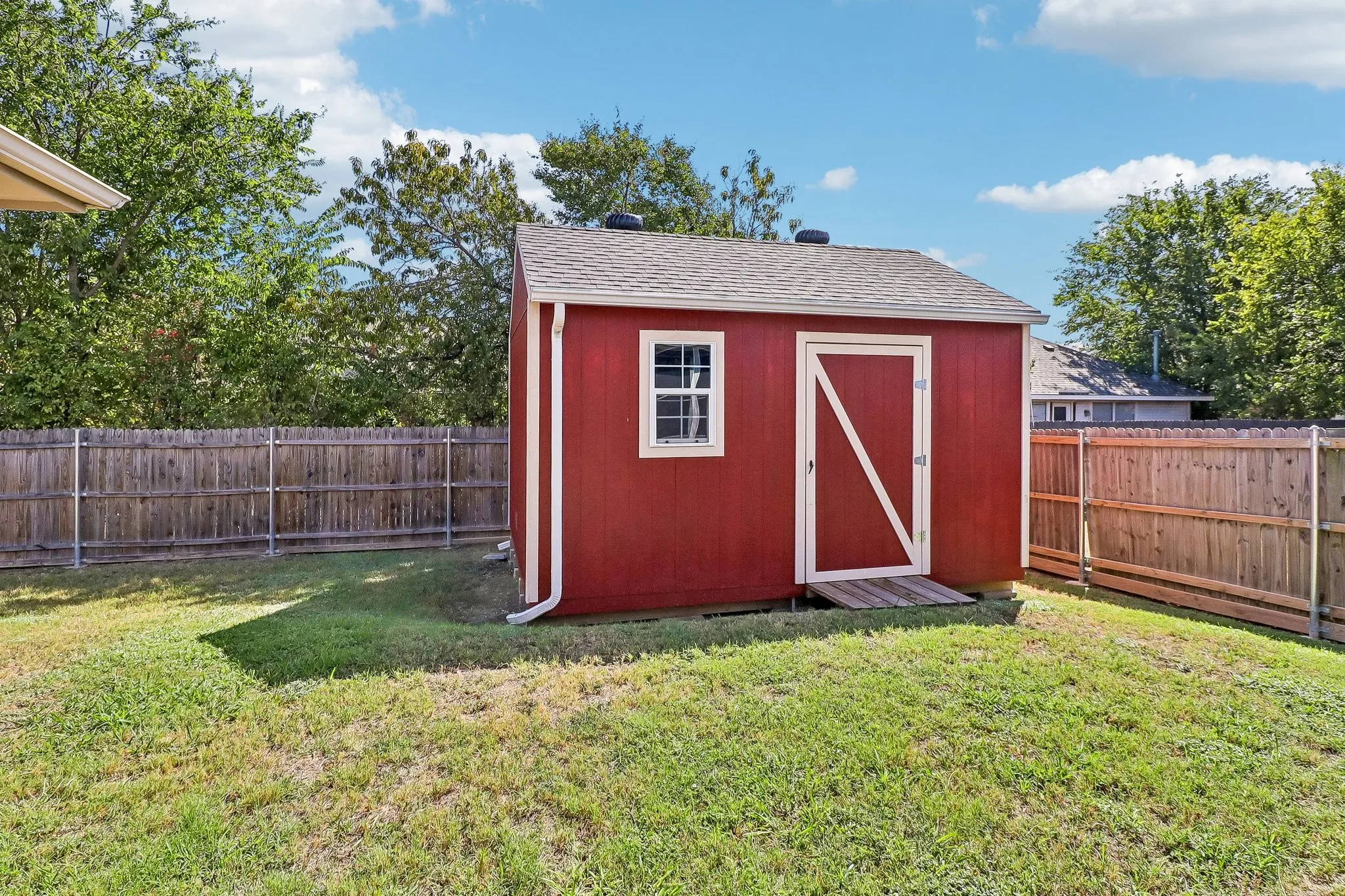 Single Family Residence For Sale in Dallas County , 1504 Parrot Court, De Soto, Texas 75115, 3 Bedroom, 2 Bathroom, 2 Garage spaces, 1,345 Sqft, built in 1999, mls#21389556, Real Estate Agent in De Soto, Homes For Sale in Dallas county, Homes For Sale in De Soto, Realtor in De Soto Texas, Real Estate Brokerage Independent Realty Texas, Luminita Cordes Realtor