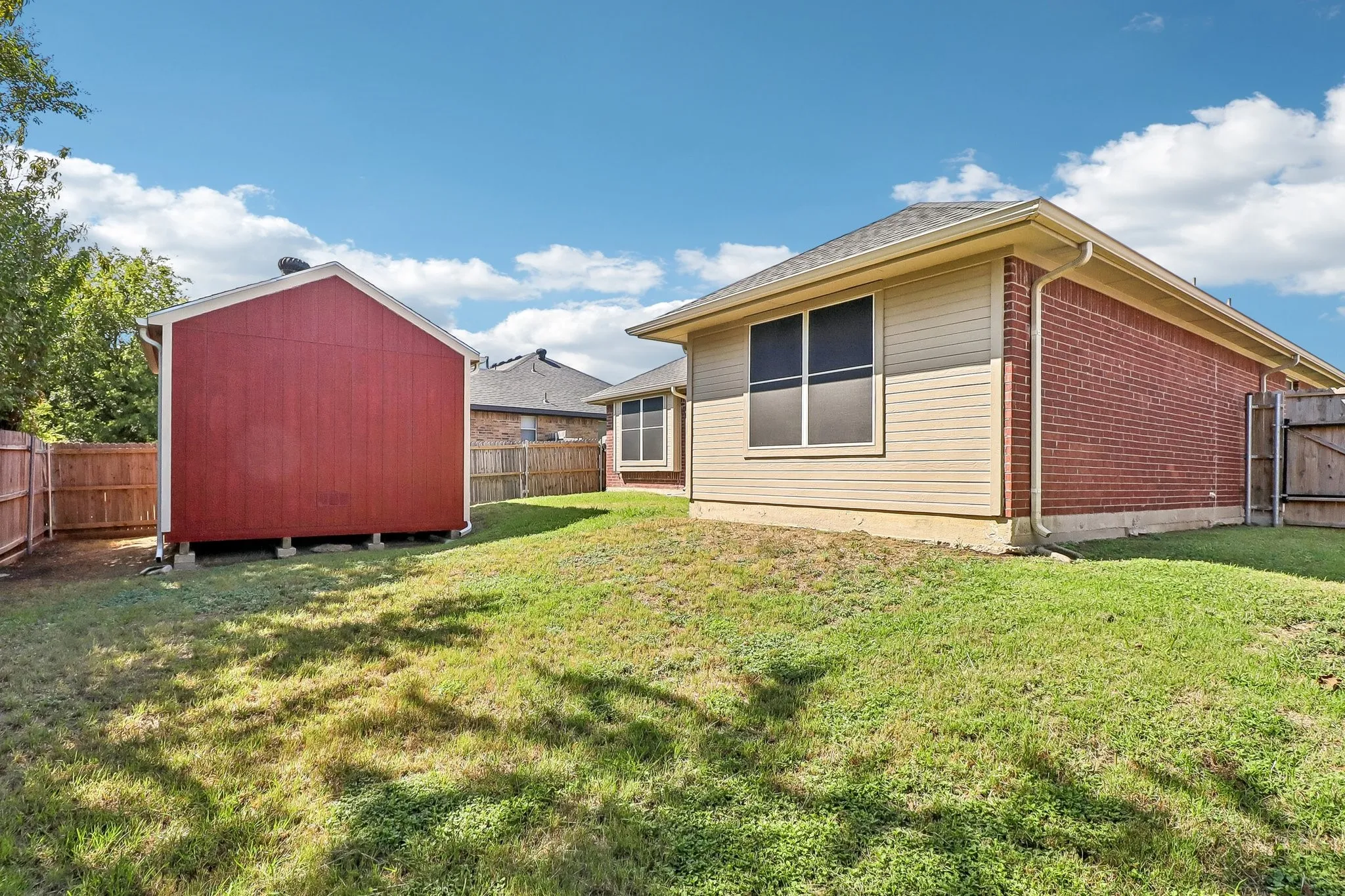 Single Family Residence For Sale in Dallas County , 1504 Parrot Court, De Soto, Texas 75115, 3 Bedroom, 2 Bathroom, 2 Garage spaces, 1,345 Sqft, built in 1999, mls#21389556, Real Estate Agent in De Soto, Homes For Sale in Dallas county, Homes For Sale in De Soto, Realtor in De Soto Texas, Real Estate Brokerage Independent Realty Texas, Luminita Cordes Realtor