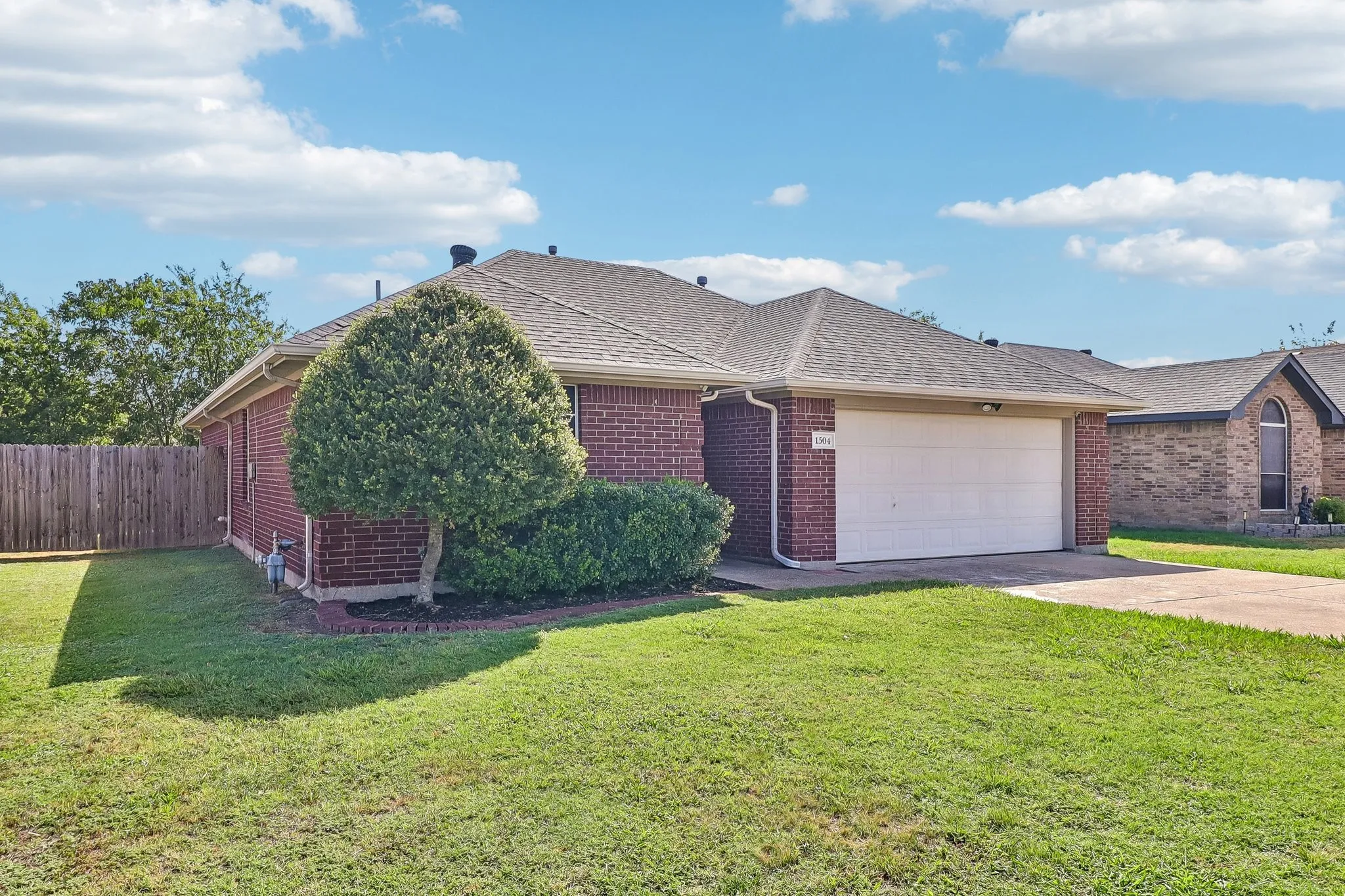 Single Family Residence For Sale in Dallas County , 1504 Parrot Court, De Soto, Texas 75115, 3 Bedroom, 2 Bathroom, 2 Garage spaces, 1,345 Sqft, built in 1999, mls#21389556, Real Estate Agent in De Soto, Homes For Sale in Dallas county, Homes For Sale in De Soto, Realtor in De Soto Texas, Real Estate Brokerage Independent Realty Texas, Luminita Cordes Realtor
