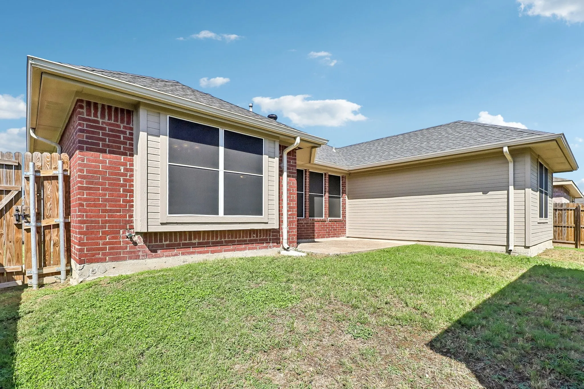 Single Family Residence For Sale in Dallas County , 1504 Parrot Court, De Soto, Texas 75115, 3 Bedroom, 2 Bathroom, 2 Garage spaces, 1,345 Sqft, built in 1999, mls#21389556, Real Estate Agent in De Soto, Homes For Sale in Dallas county, Homes For Sale in De Soto, Realtor in De Soto Texas, Real Estate Brokerage Independent Realty Texas, Luminita Cordes Realtor