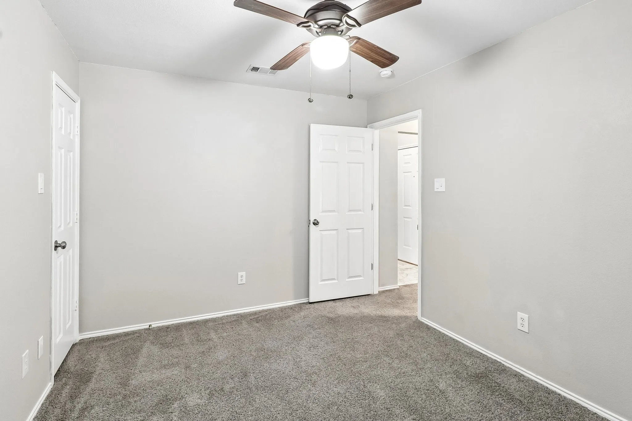 Single Family Residence For Sale in Dallas County , 1504 Parrot Court, De Soto, Texas 75115, 3 Bedroom, 2 Bathroom, 2 Garage spaces, 1,345 Sqft, built in 1999, mls#21389556, Real Estate Agent in De Soto, Homes For Sale in Dallas county, Homes For Sale in De Soto, Realtor in De Soto Texas, Real Estate Brokerage Independent Realty Texas, Luminita Cordes Realtor