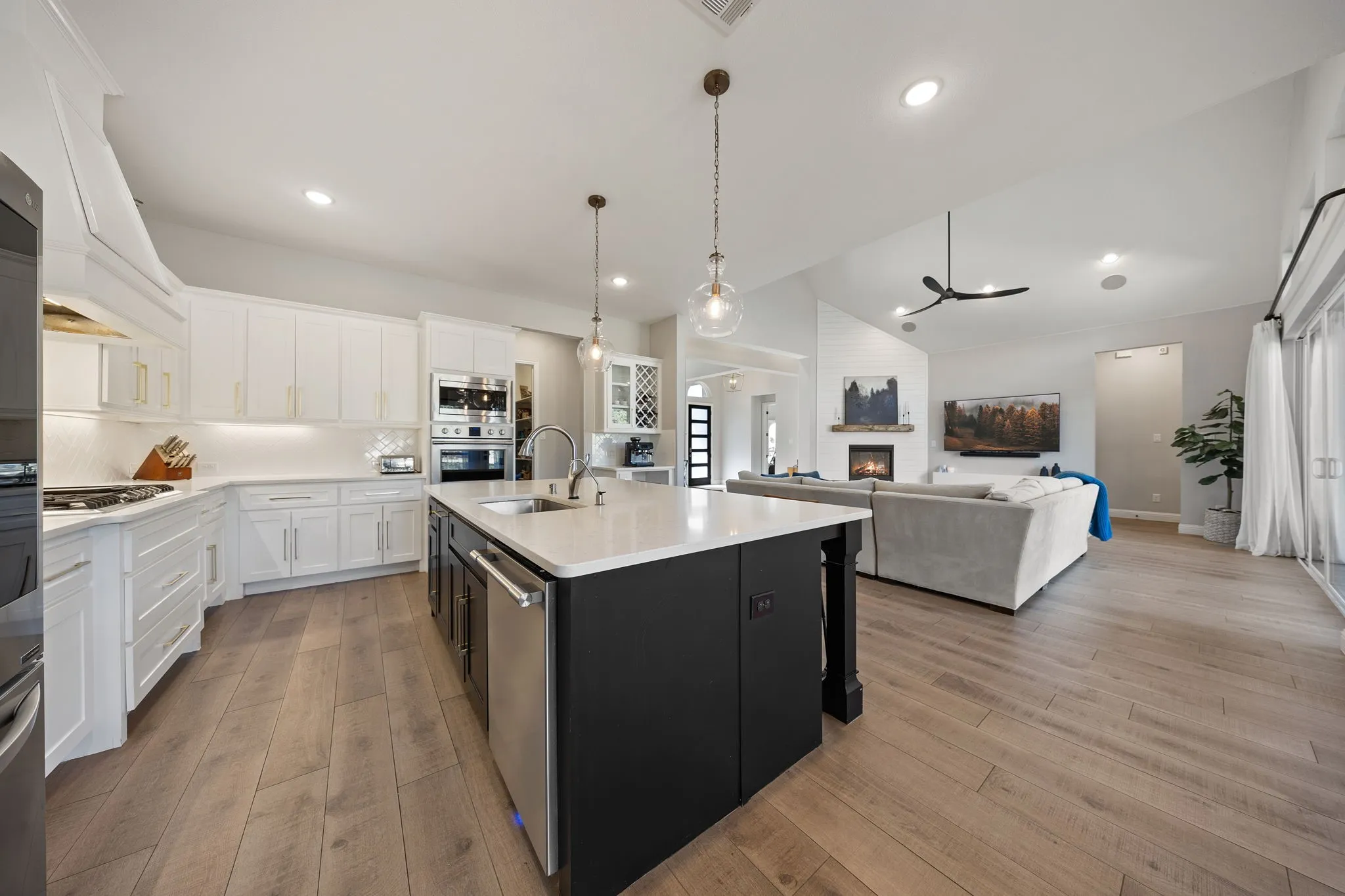 Single Family Residence For Sale in Denton County , 204 Colt Lane, Hickory Creek, Texas 75065, 4 Bedroom, 4 Bathroom, 3 Garage spaces, 3,145 Sqft, built in 2020, mls#21393912, Real Estate Agent in Hickory Creek, Homes For Sale in Denton county, Homes For Sale in Hickory Creek, Realtor in Hickory Creek Texas, Real Estate Brokerage Independent Realty Texas, Luminita Cordes Realtor