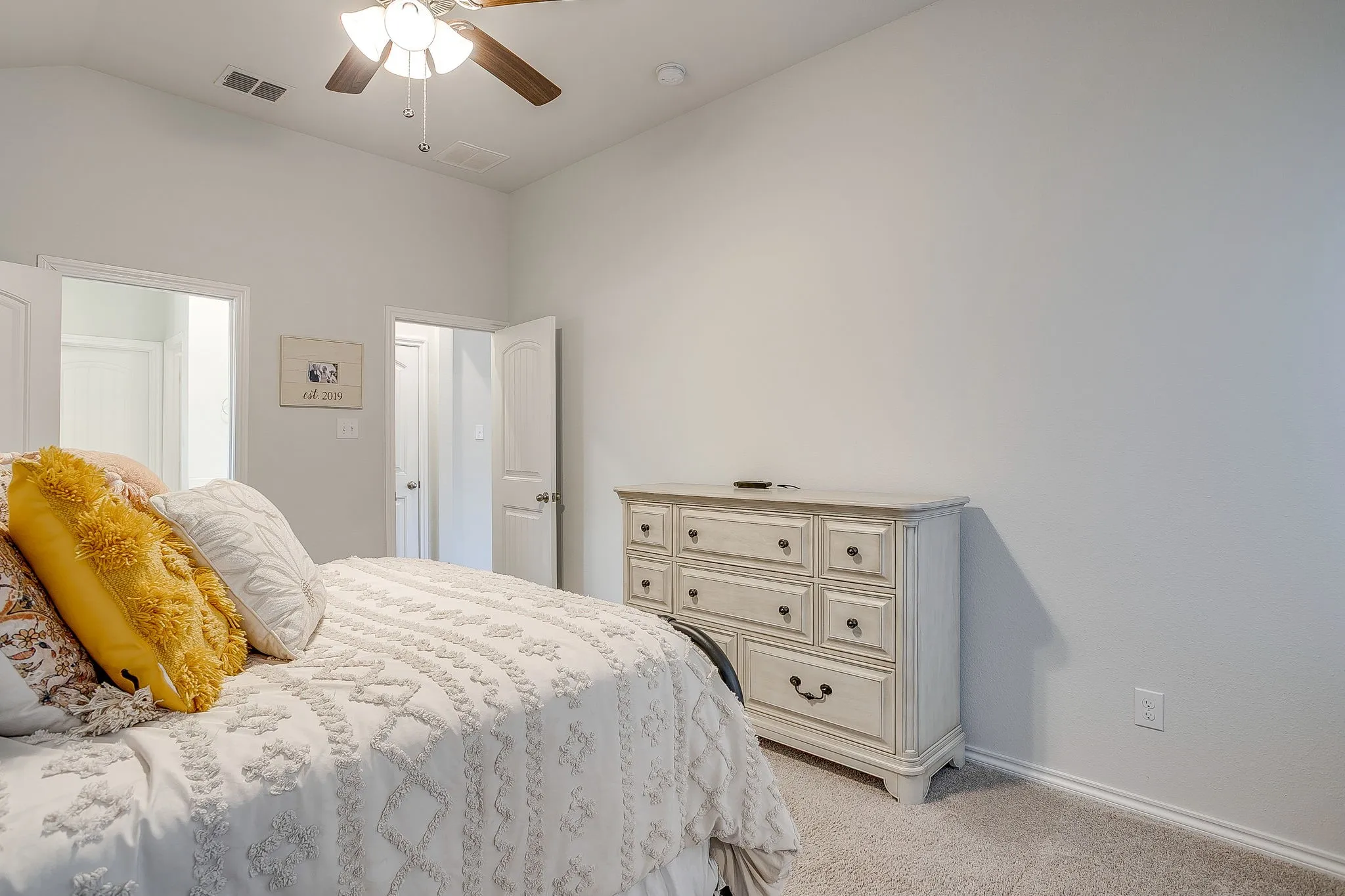 Vaulted ceiling with a ceiling fan