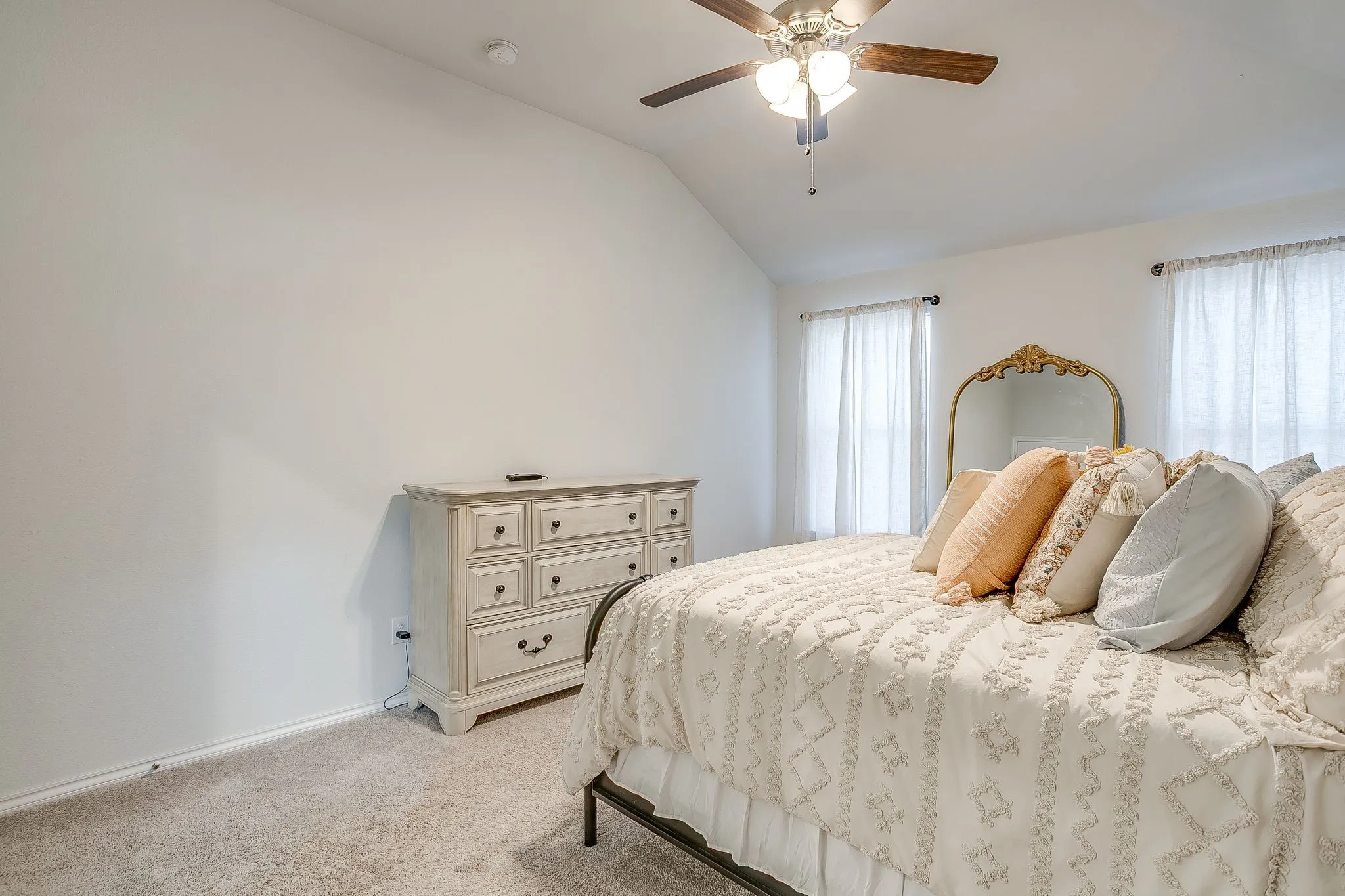 Vaulted ceiling with a ceiling fan