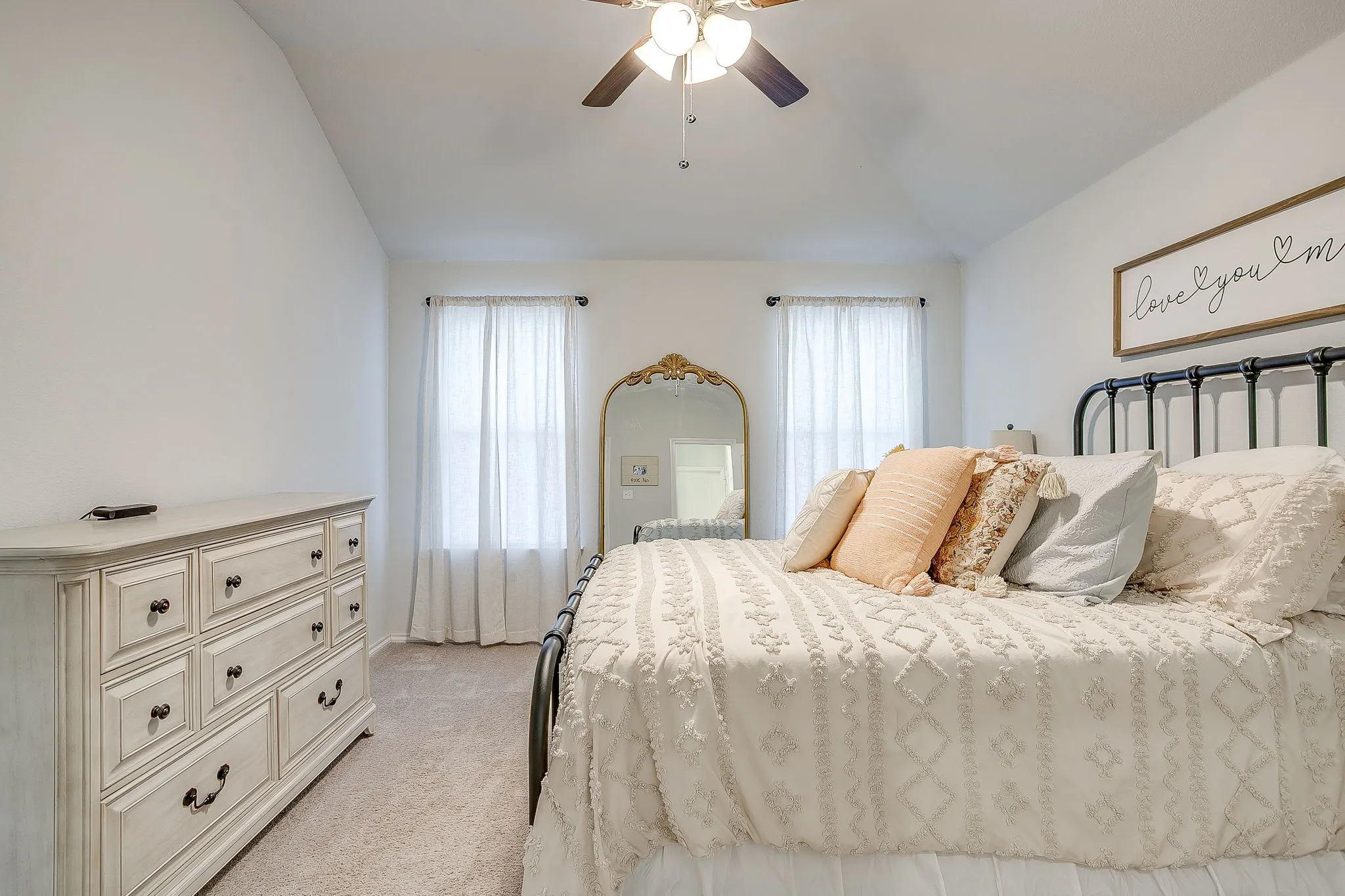 Vaulted ceiling with a ceiling fan