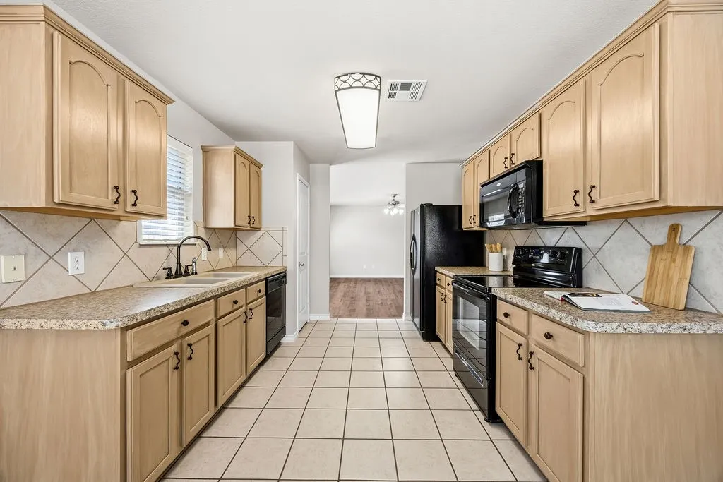 Single Family Residence For Sale in Collin County , 3819 Wolf Creek Lane, Melissa, Texas 75454, 3 Bedroom, 2 Bathroom, 2 Garage spaces, 1,385 Sqft, built in 2006, mls#21386743, Real Estate Agent in Melissa, Homes For Sale in Collin county, Homes For Sale in Melissa, Realtor in Melissa Texas, Real Estate Brokerage Independent Realty Texas, Luminita Cordes Realtor