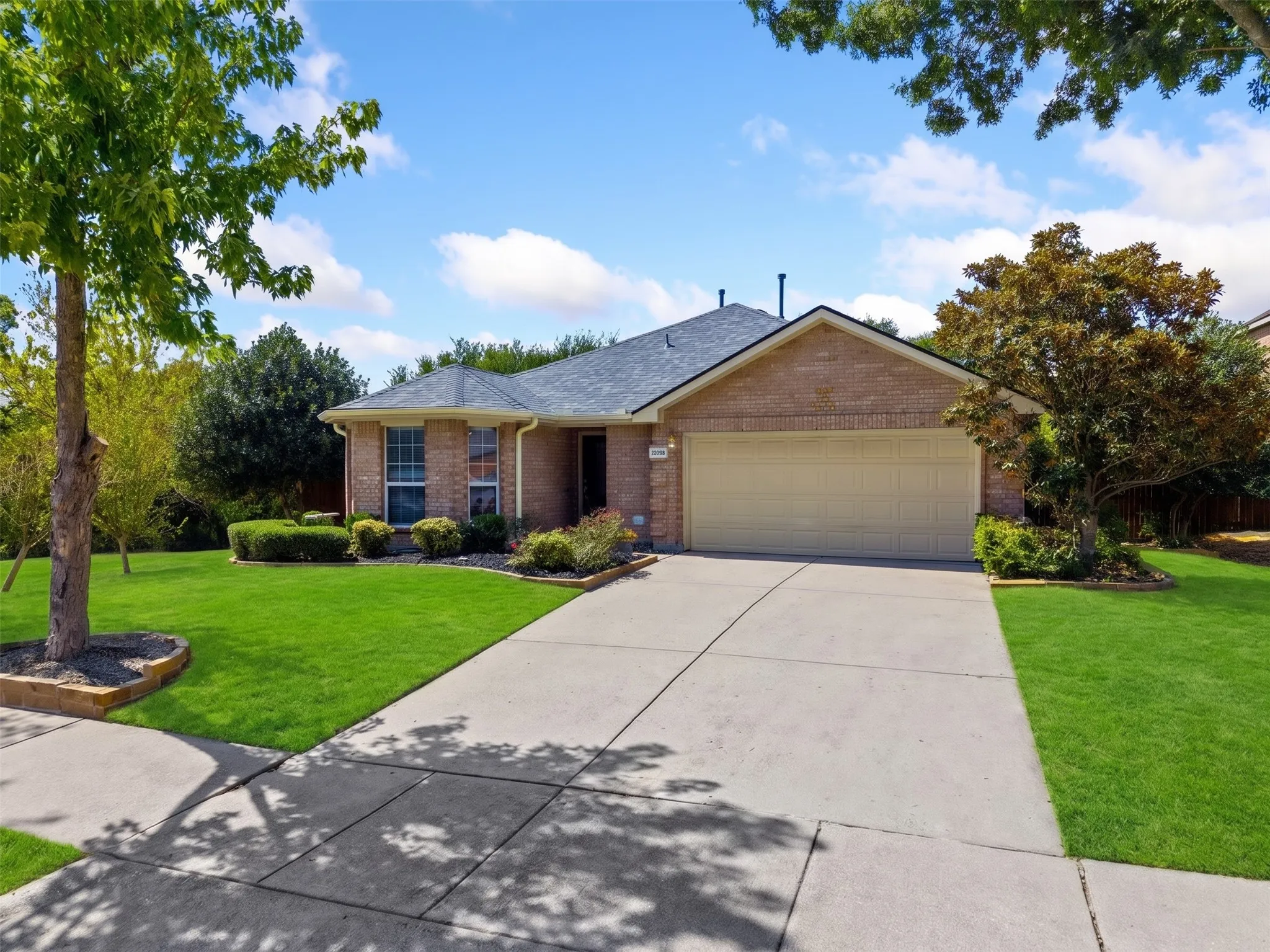 Single Family Residence For Sale in Collin County , 3819 Wolf Creek Lane, Melissa, Texas 75454, 3 Bedroom, 2 Bathroom, 2 Garage spaces, 1,385 Sqft, built in 2006, mls#21386743, Real Estate Agent in Melissa, Homes For Sale in Collin county, Homes For Sale in Melissa, Realtor in Melissa Texas, Real Estate Brokerage Independent Realty Texas, Luminita Cordes Realtor