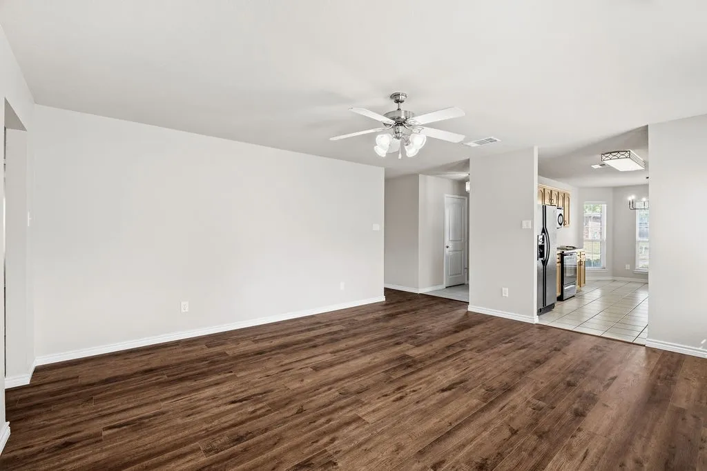 Single Family Residence For Sale in Collin County , 3819 Wolf Creek Lane, Melissa, Texas 75454, 3 Bedroom, 2 Bathroom, 2 Garage spaces, 1,385 Sqft, built in 2006, mls#21386743, Real Estate Agent in Melissa, Homes For Sale in Collin county, Homes For Sale in Melissa, Realtor in Melissa Texas, Real Estate Brokerage Independent Realty Texas, Luminita Cordes Realtor