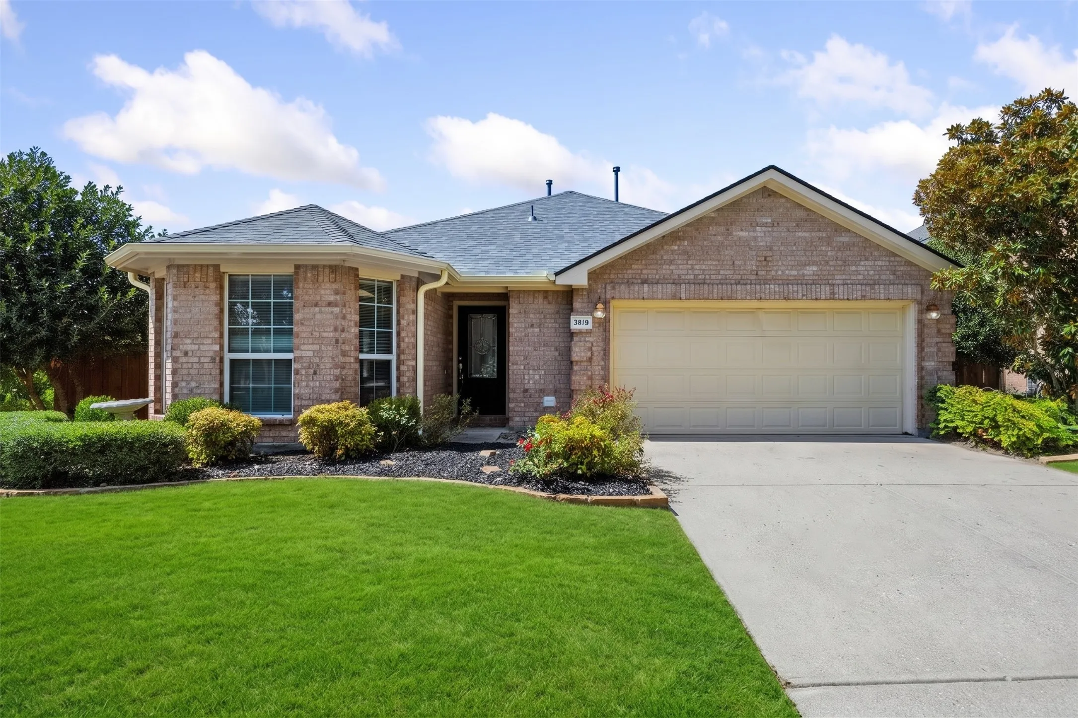 Single Family Residence For Sale in Collin County , 3819 Wolf Creek Lane, Melissa, Texas 75454, 3 Bedroom, 2 Bathroom, 2 Garage spaces, 1,385 Sqft, built in 2006, mls#21386743, Real Estate Agent in Melissa, Homes For Sale in Collin county, Homes For Sale in Melissa, Realtor in Melissa Texas, Real Estate Brokerage Independent Realty Texas, Luminita Cordes Realtor