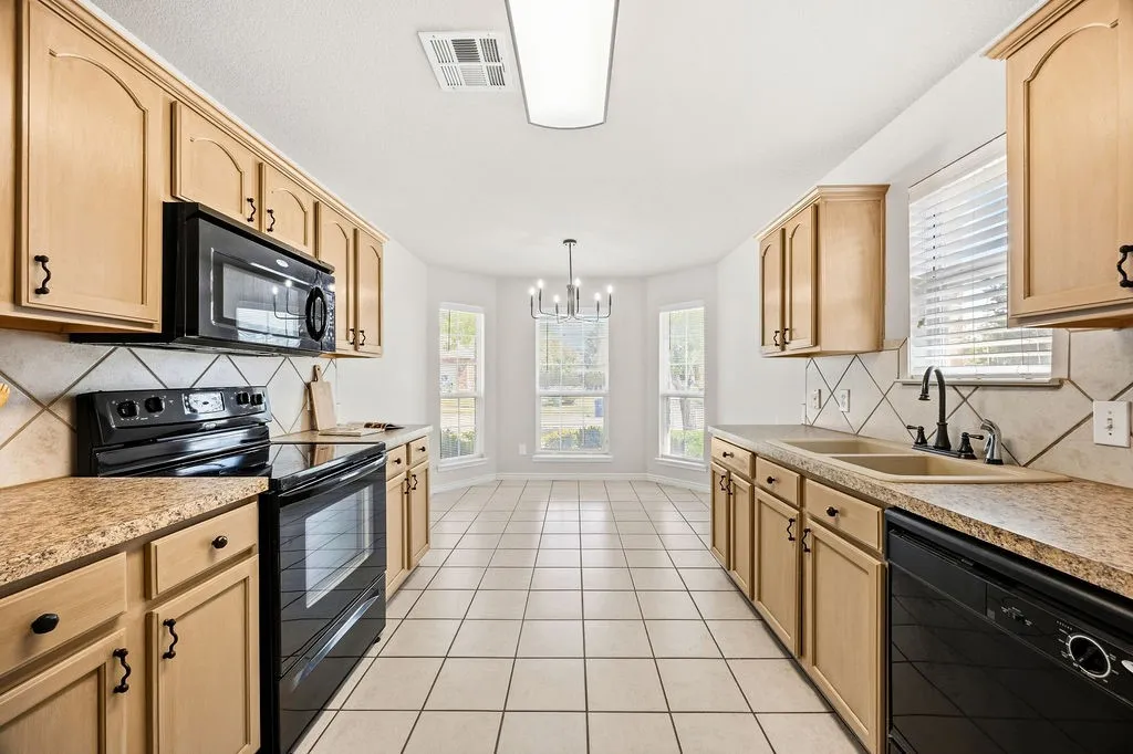 Single Family Residence For Sale in Collin County , 3819 Wolf Creek Lane, Melissa, Texas 75454, 3 Bedroom, 2 Bathroom, 2 Garage spaces, 1,385 Sqft, built in 2006, mls#21386743, Real Estate Agent in Melissa, Homes For Sale in Collin county, Homes For Sale in Melissa, Realtor in Melissa Texas, Real Estate Brokerage Independent Realty Texas, Luminita Cordes Realtor
