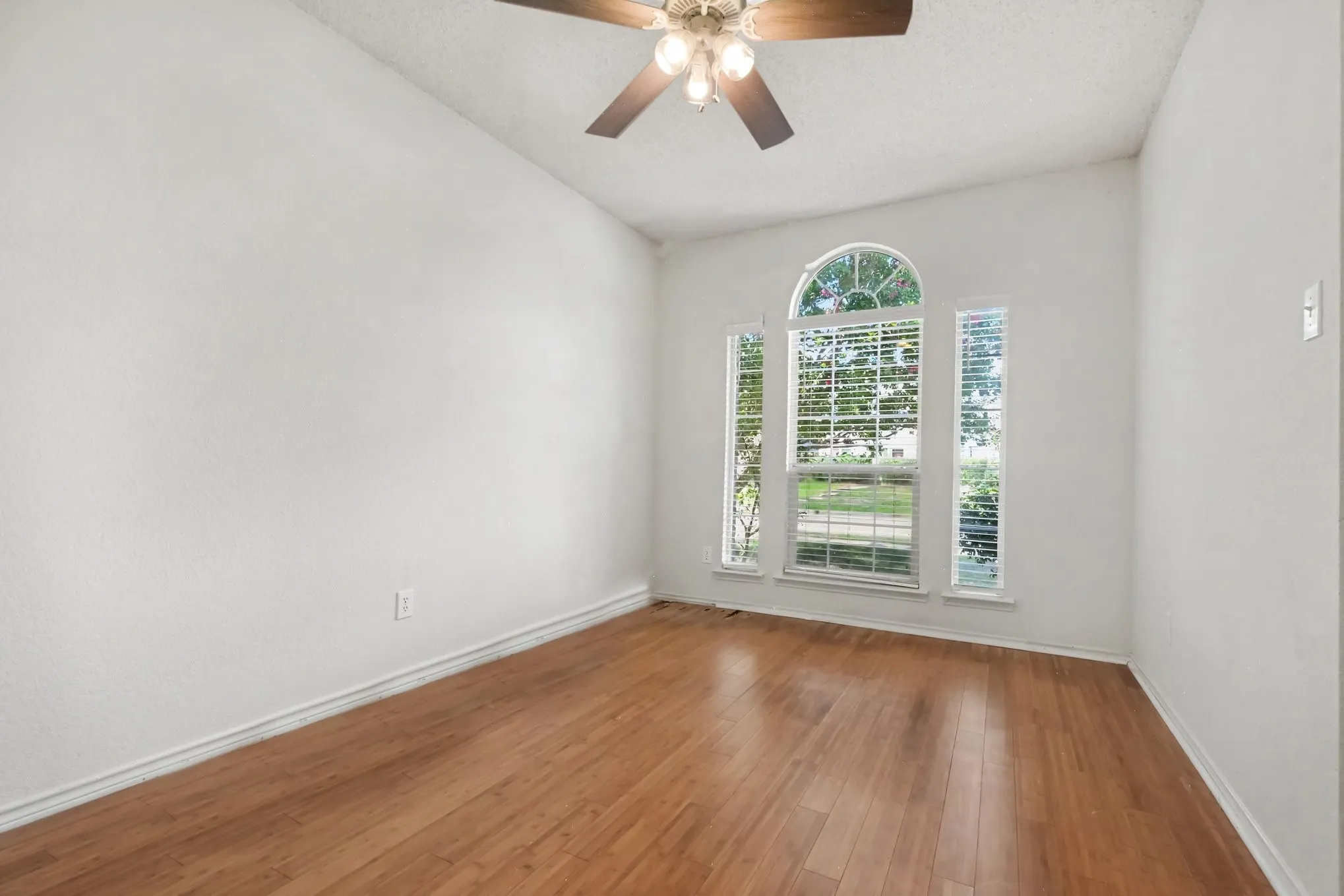 Single Family Residence For Rent in Collin County , 1306 Woodmont Drive, Allen, Texas 75002, 3 Bedroom, 2 Bathroom, 2 Garage spaces, 1,980 Sqft, built in 1997, mls#21395115, Real Estate Agent in Allen, Homes For Rent in Collin county, Homes For Rent in Allen, Realtor in Allen Texas, Real Estate Brokerage Independent Realty Texas, Luminita Cordes Realtor