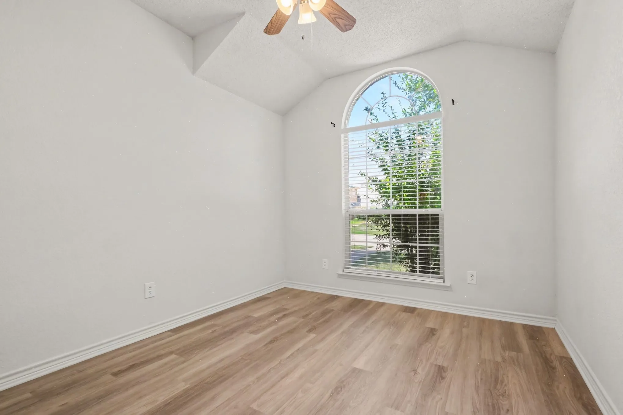 Single Family Residence For Rent in Collin County , 1306 Woodmont Drive, Allen, Texas 75002, 3 Bedroom, 2 Bathroom, 2 Garage spaces, 1,980 Sqft, built in 1997, mls#21395115, Real Estate Agent in Allen, Homes For Rent in Collin county, Homes For Rent in Allen, Realtor in Allen Texas, Real Estate Brokerage Independent Realty Texas, Luminita Cordes Realtor