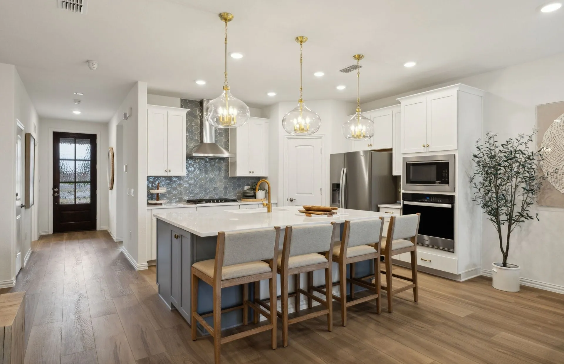 *Model Representation - Spacious kitchen with eat-in bartop island