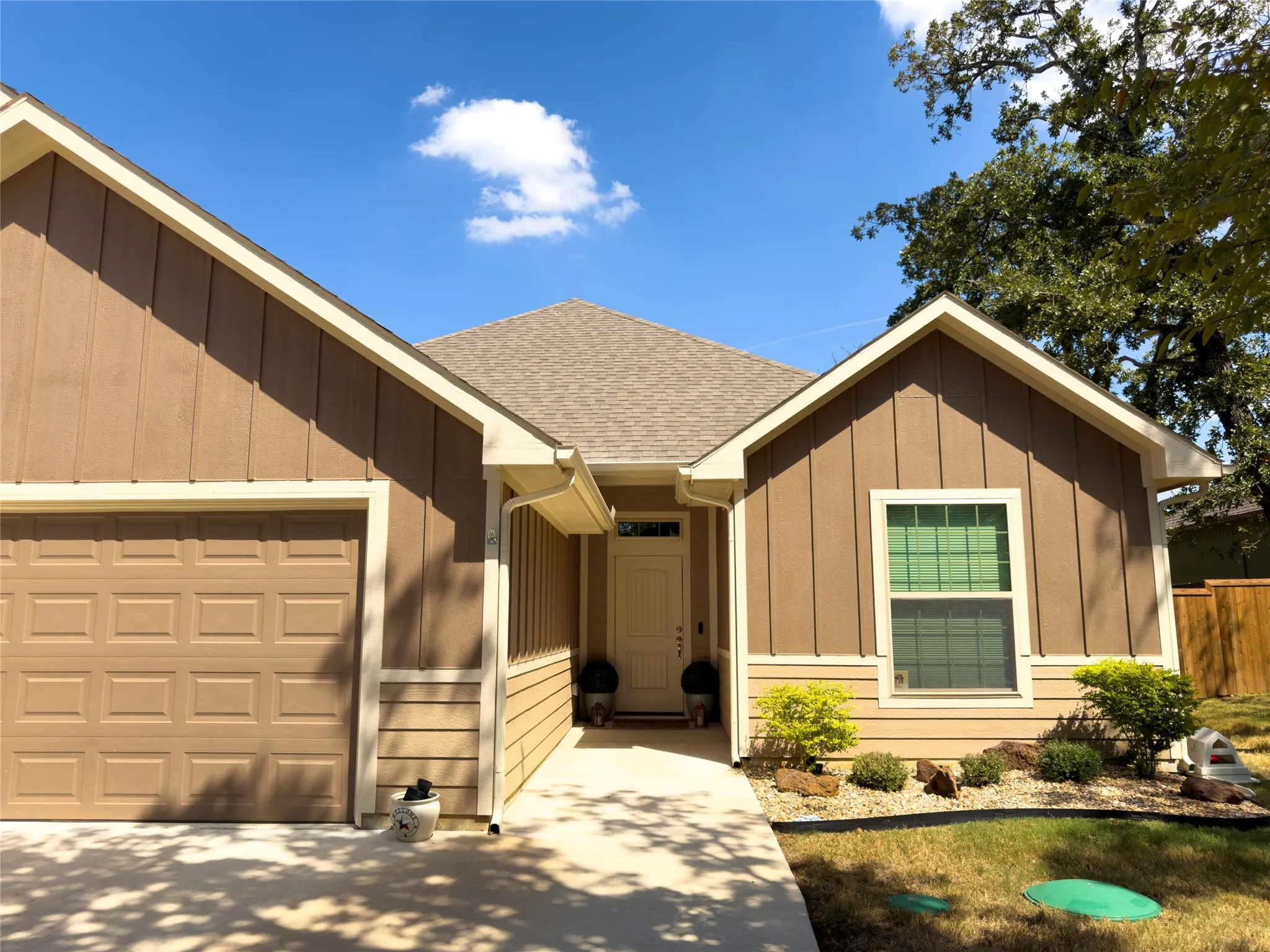 Single Family Residence For Sale in Cooke County , 214 Colt Drive, Lake Kiowa, Texas 76240, 4 Bedroom, 3 Bathroom, 3 Garage spaces, 2,025 Sqft, built in 2024, mls#21395102, Real Estate Agent in Lake Kiowa, Homes For Sale in Cooke county, Homes For Sale in Lake Kiowa, Realtor in Lake Kiowa Texas, Real Estate Brokerage Independent Realty Texas, Luminita Cordes Realtor
