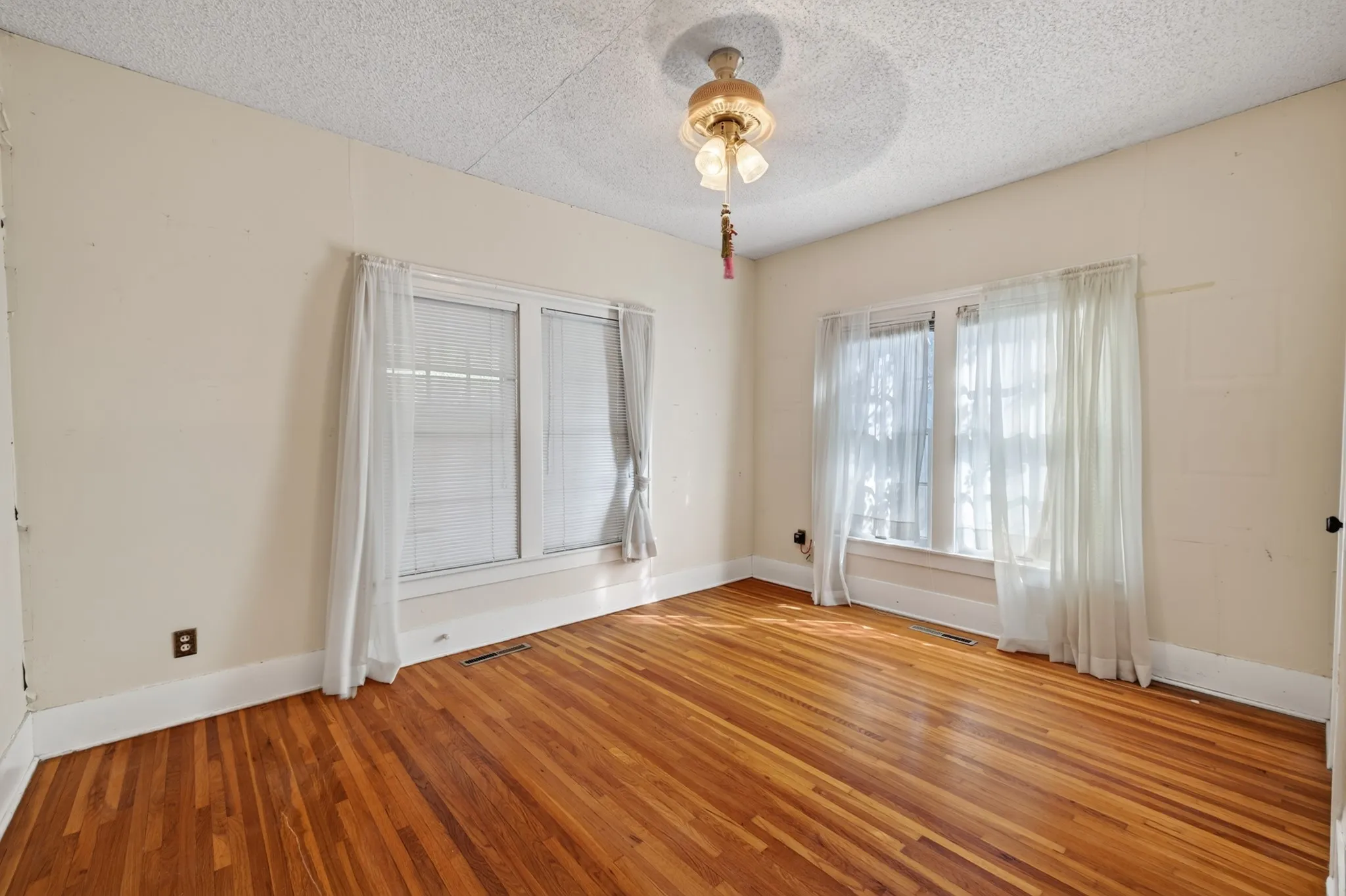 Single Family Residence For Sale in Taylor County , 1018 Grand Avenue, Abilene, Texas 79605, 2 Bedroom, 2 Bathroom, Garage spaces, 1,374 Sqft, built in 1921, mls#21395070, Real Estate Agent in Abilene, Homes For Sale in Taylor county, Homes For Sale in Abilene, Realtor in Abilene Texas, Real Estate Brokerage Independent Realty Texas, Luminita Cordes Realtor