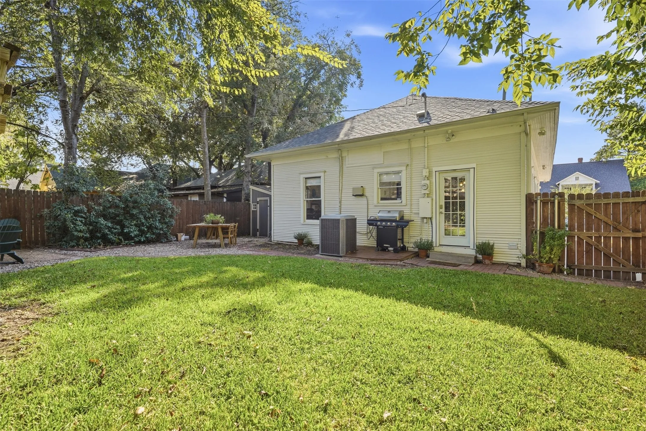 Single Family Residence For Sale in Tarrant County , 2227 College Avenue, Fort Worth, Texas 76110, 3 Bedroom, 1 Bathroom, Garage spaces, 1,397 Sqft, built in 1925, mls#21381259, Real Estate Agent in Fort Worth, Homes For Sale in Tarrant county, Homes For Sale in Fort Worth, Realtor in Fort Worth Texas, Real Estate Brokerage Independent Realty Texas, Luminita Cordes Realtor