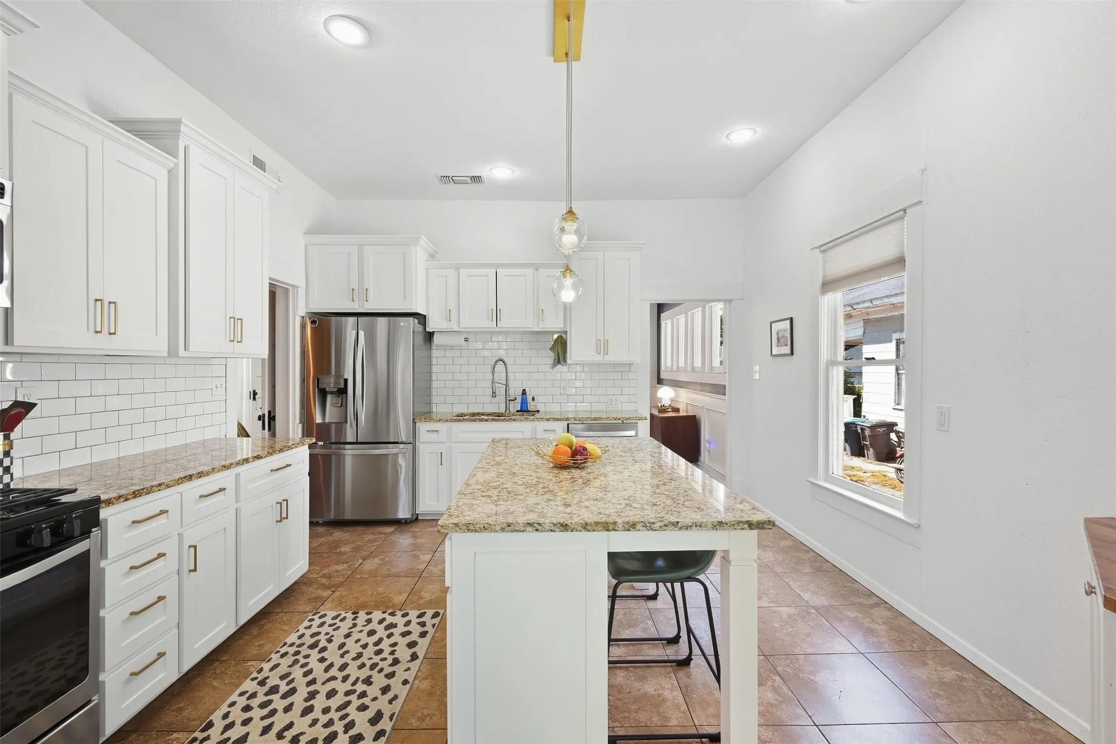 Single Family Residence For Sale in Tarrant County , 2227 College Avenue, Fort Worth, Texas 76110, 3 Bedroom, 1 Bathroom, Garage spaces, 1,397 Sqft, built in 1925, mls#21381259, Real Estate Agent in Fort Worth, Homes For Sale in Tarrant county, Homes For Sale in Fort Worth, Realtor in Fort Worth Texas, Real Estate Brokerage Independent Realty Texas, Luminita Cordes Realtor