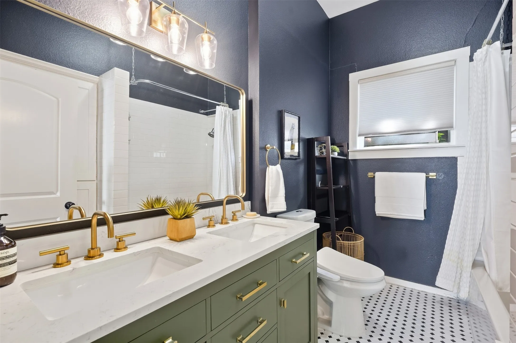 Single Family Residence For Sale in Tarrant County , 2227 College Avenue, Fort Worth, Texas 76110, 3 Bedroom, 1 Bathroom, Garage spaces, 1,397 Sqft, built in 1925, mls#21381259, Real Estate Agent in Fort Worth, Homes For Sale in Tarrant county, Homes For Sale in Fort Worth, Realtor in Fort Worth Texas, Real Estate Brokerage Independent Realty Texas, Luminita Cordes Realtor