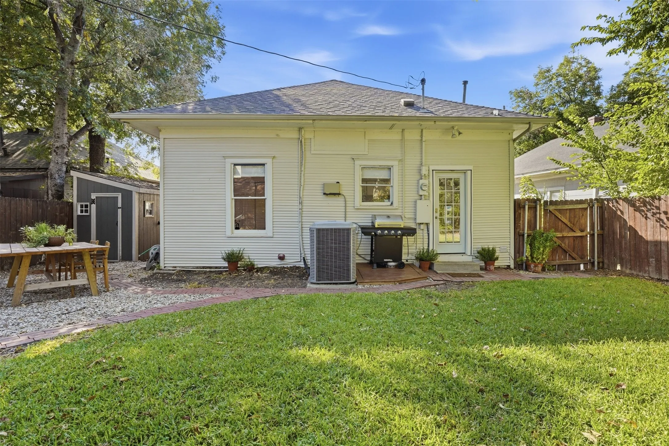 Single Family Residence For Sale in Tarrant County , 2227 College Avenue, Fort Worth, Texas 76110, 3 Bedroom, 1 Bathroom, Garage spaces, 1,397 Sqft, built in 1925, mls#21381259, Real Estate Agent in Fort Worth, Homes For Sale in Tarrant county, Homes For Sale in Fort Worth, Realtor in Fort Worth Texas, Real Estate Brokerage Independent Realty Texas, Luminita Cordes Realtor