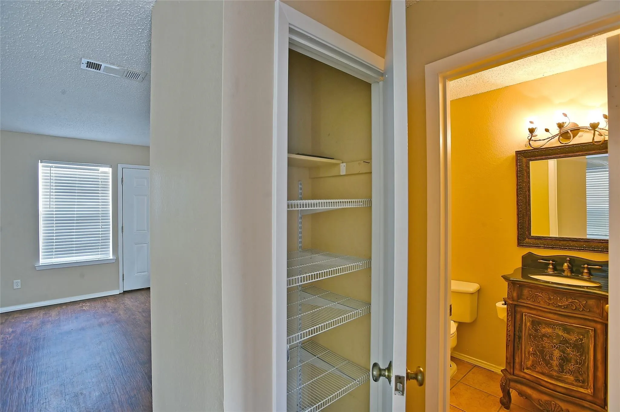 Townhouse For Sale in Tarrant County , 619 Timberline Drive, Hurst, Texas 76053, 2 Bedroom, 2 Bathroom, 2 Garage spaces, 864 Sqft, built in 1981, mls#21395122, Real Estate Agent in Hurst, Homes For Sale in Tarrant county, Homes For Sale in Hurst, Realtor in Hurst Texas, Real Estate Brokerage Independent Realty Texas, Luminita Cordes Realtor
