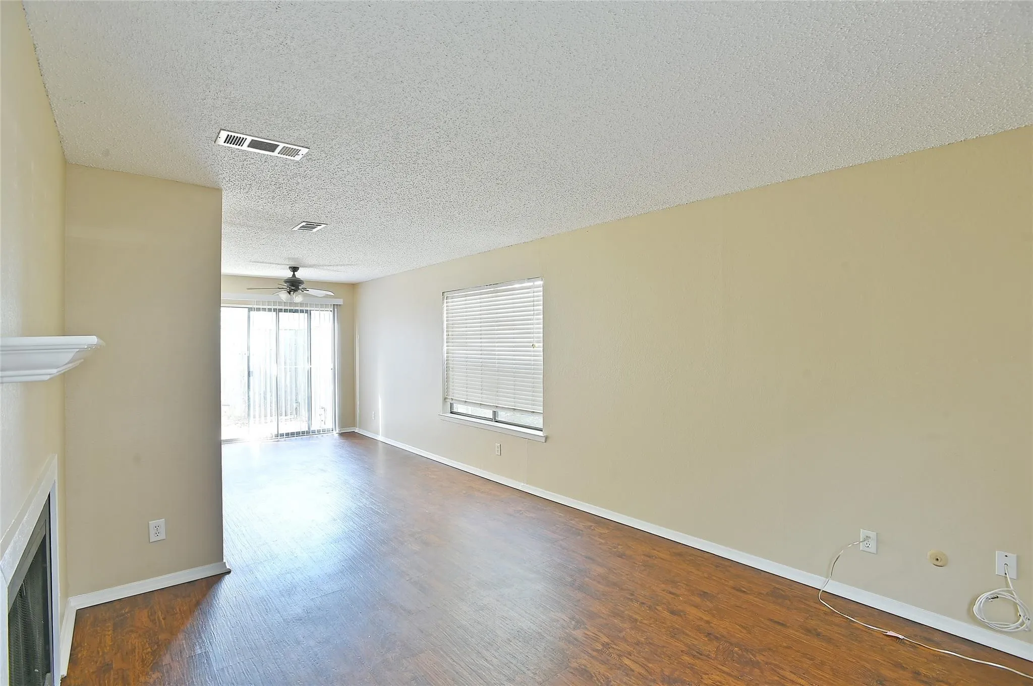 Townhouse For Sale in Tarrant County , 619 Timberline Drive, Hurst, Texas 76053, 2 Bedroom, 2 Bathroom, 2 Garage spaces, 864 Sqft, built in 1981, mls#21395122, Real Estate Agent in Hurst, Homes For Sale in Tarrant county, Homes For Sale in Hurst, Realtor in Hurst Texas, Real Estate Brokerage Independent Realty Texas, Luminita Cordes Realtor