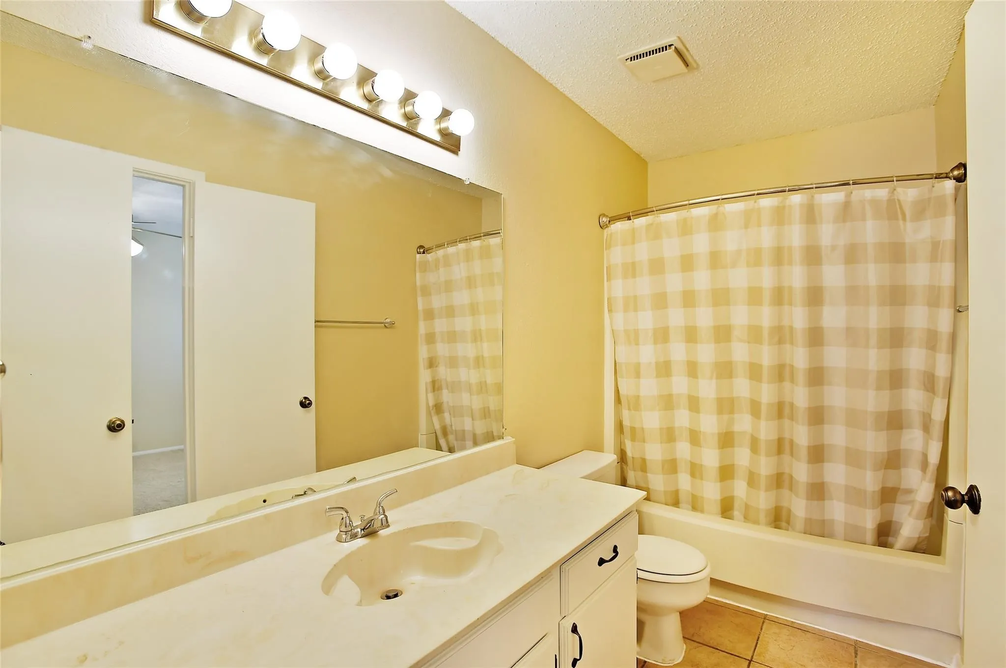 Townhouse For Sale in Tarrant County , 619 Timberline Drive, Hurst, Texas 76053, 2 Bedroom, 2 Bathroom, 2 Garage spaces, 864 Sqft, built in 1981, mls#21395122, Real Estate Agent in Hurst, Homes For Sale in Tarrant county, Homes For Sale in Hurst, Realtor in Hurst Texas, Real Estate Brokerage Independent Realty Texas, Luminita Cordes Realtor