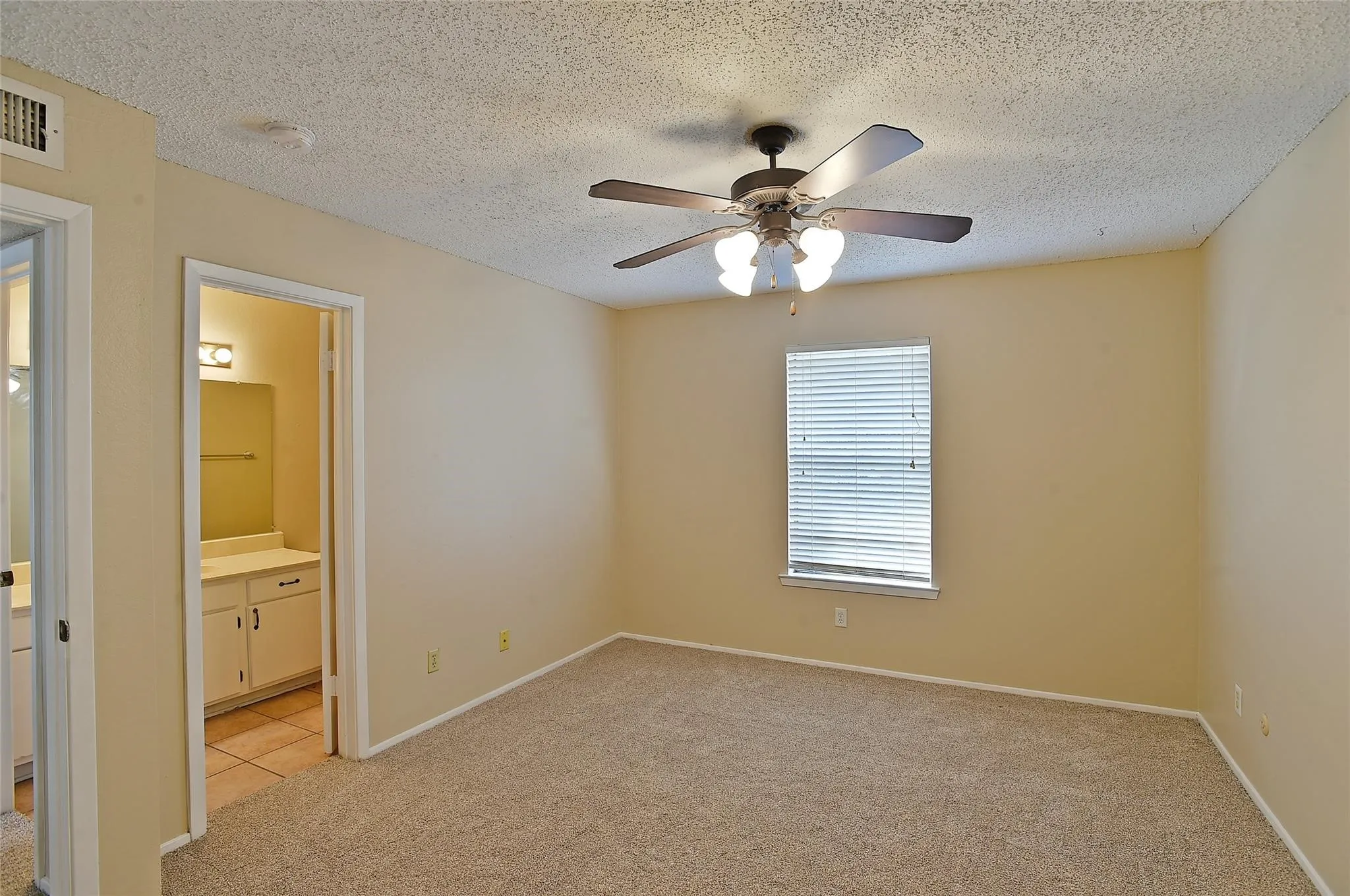 Townhouse For Sale in Tarrant County , 619 Timberline Drive, Hurst, Texas 76053, 2 Bedroom, 2 Bathroom, 2 Garage spaces, 864 Sqft, built in 1981, mls#21395122, Real Estate Agent in Hurst, Homes For Sale in Tarrant county, Homes For Sale in Hurst, Realtor in Hurst Texas, Real Estate Brokerage Independent Realty Texas, Luminita Cordes Realtor
