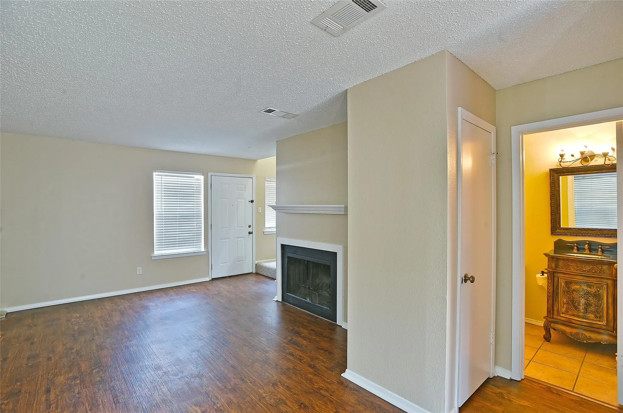 Townhouse For Sale in Tarrant County , 619 Timberline Drive, Hurst, Texas 76053, 2 Bedroom, 2 Bathroom, 2 Garage spaces, 864 Sqft, built in 1981, mls#21395122, Real Estate Agent in Hurst, Homes For Sale in Tarrant county, Homes For Sale in Hurst, Realtor in Hurst Texas, Real Estate Brokerage Independent Realty Texas, Luminita Cordes Realtor