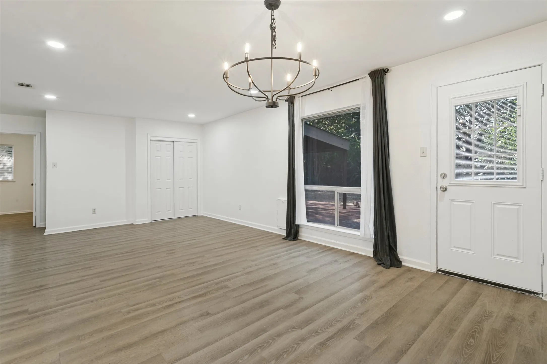 Single Family Residence For Sale in Tarrant County , 4701 Highgrove Drive, Fort Worth, Texas 76132, 3 Bedroom, 2 Bathroom, 2 Garage spaces, 1,414 Sqft, built in 1962, mls#21393966, Real Estate Agent in Fort Worth, Homes For Sale in Tarrant county, Homes For Sale in Fort Worth, Realtor in Fort Worth Texas, Real Estate Brokerage Independent Realty Texas, Luminita Cordes Realtor