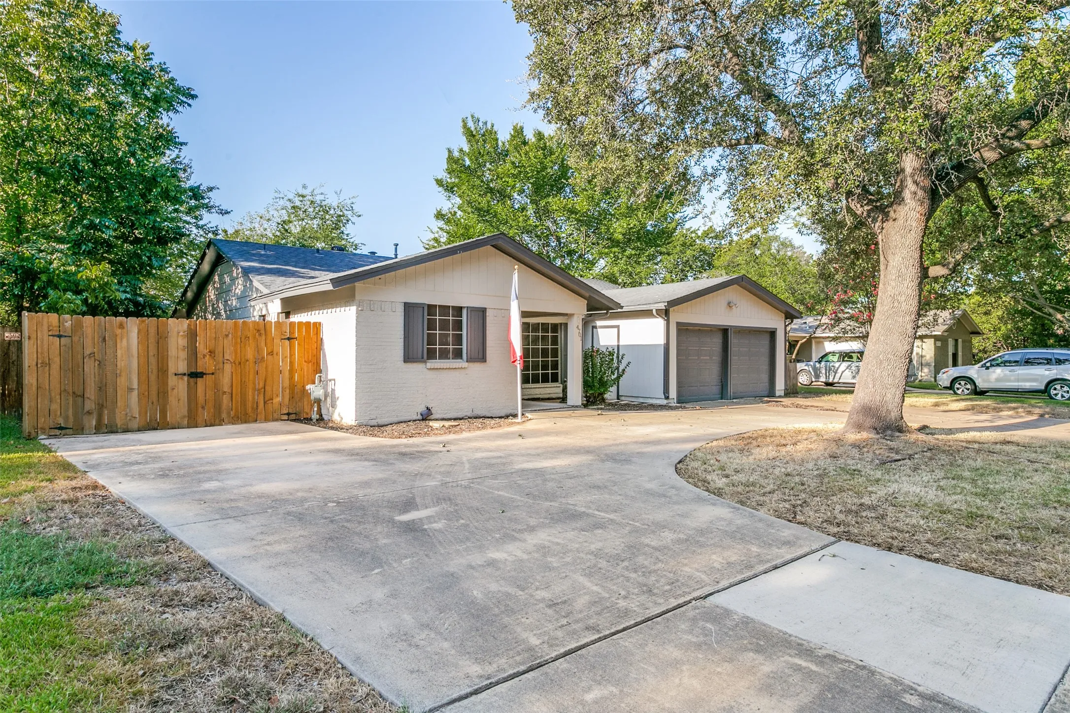 Single Family Residence For Sale in Tarrant County , 4701 Highgrove Drive, Fort Worth, Texas 76132, 3 Bedroom, 2 Bathroom, 2 Garage spaces, 1,414 Sqft, built in 1962, mls#21393966, Real Estate Agent in Fort Worth, Homes For Sale in Tarrant county, Homes For Sale in Fort Worth, Realtor in Fort Worth Texas, Real Estate Brokerage Independent Realty Texas, Luminita Cordes Realtor