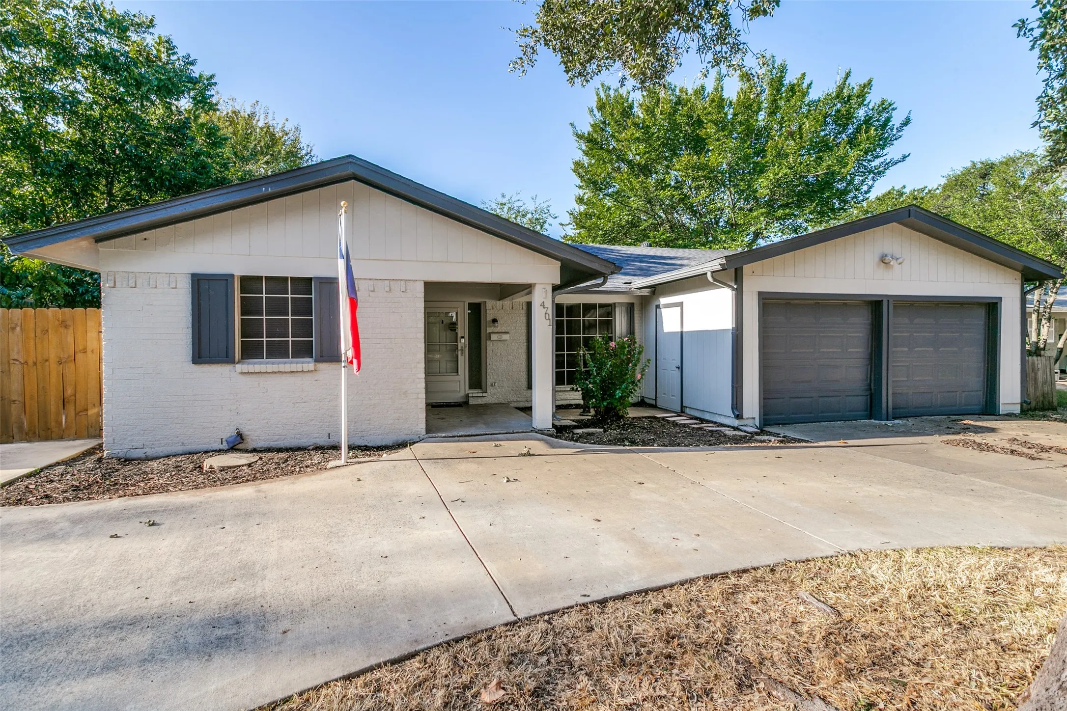Single Family Residence For Sale in Tarrant County , 4701 Highgrove Drive, Fort Worth, Texas 76132, 3 Bedroom, 2 Bathroom, 2 Garage spaces, 1,414 Sqft, built in 1962, mls#21393966, Real Estate Agent in Fort Worth, Homes For Sale in Tarrant county, Homes For Sale in Fort Worth, Realtor in Fort Worth Texas, Real Estate Brokerage Independent Realty Texas, Luminita Cordes Realtor