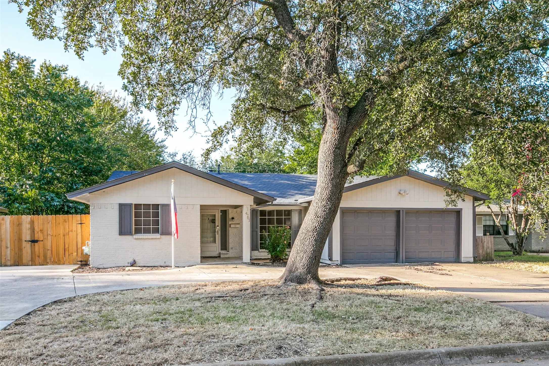 Single Family Residence For Sale in Tarrant County , 4701 Highgrove Drive, Fort Worth, Texas 76132, 3 Bedroom, 2 Bathroom, 2 Garage spaces, 1,414 Sqft, built in 1962, mls#21393966, Real Estate Agent in Fort Worth, Homes For Sale in Tarrant county, Homes For Sale in Fort Worth, Realtor in Fort Worth Texas, Real Estate Brokerage Independent Realty Texas, Luminita Cordes Realtor