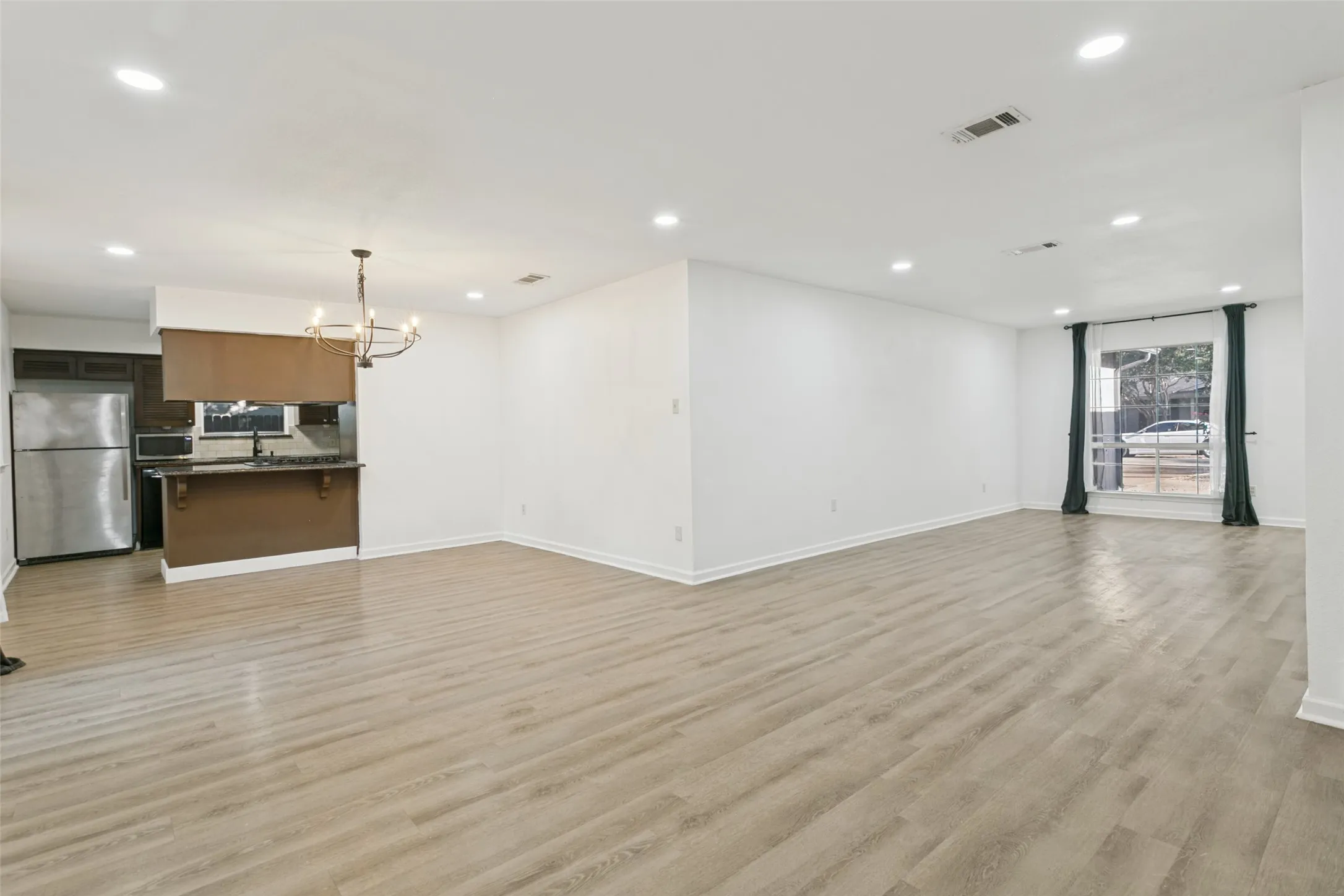 Single Family Residence For Sale in Tarrant County , 4701 Highgrove Drive, Fort Worth, Texas 76132, 3 Bedroom, 2 Bathroom, 2 Garage spaces, 1,414 Sqft, built in 1962, mls#21393966, Real Estate Agent in Fort Worth, Homes For Sale in Tarrant county, Homes For Sale in Fort Worth, Realtor in Fort Worth Texas, Real Estate Brokerage Independent Realty Texas, Luminita Cordes Realtor