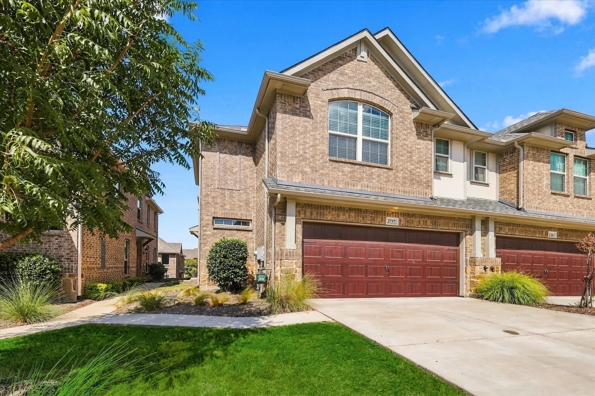HOA maintains the yard and landscaping