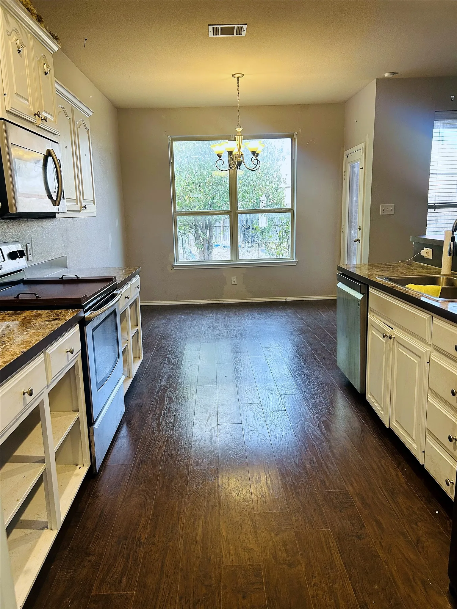 Single Family Residence For Sale in Tarrant County , 908 John Kennedy Drive, Saginaw, Texas 76179, 4 Bedroom, 3 Bathroom, 2 Garage spaces, 2,266 Sqft, built in 2010, mls#21368562, Real Estate Agent in Saginaw, Homes For Sale in Tarrant county, Homes For Sale in Saginaw, Realtor in Saginaw Texas, Real Estate Brokerage Independent Realty Texas, Luminita Cordes Realtor