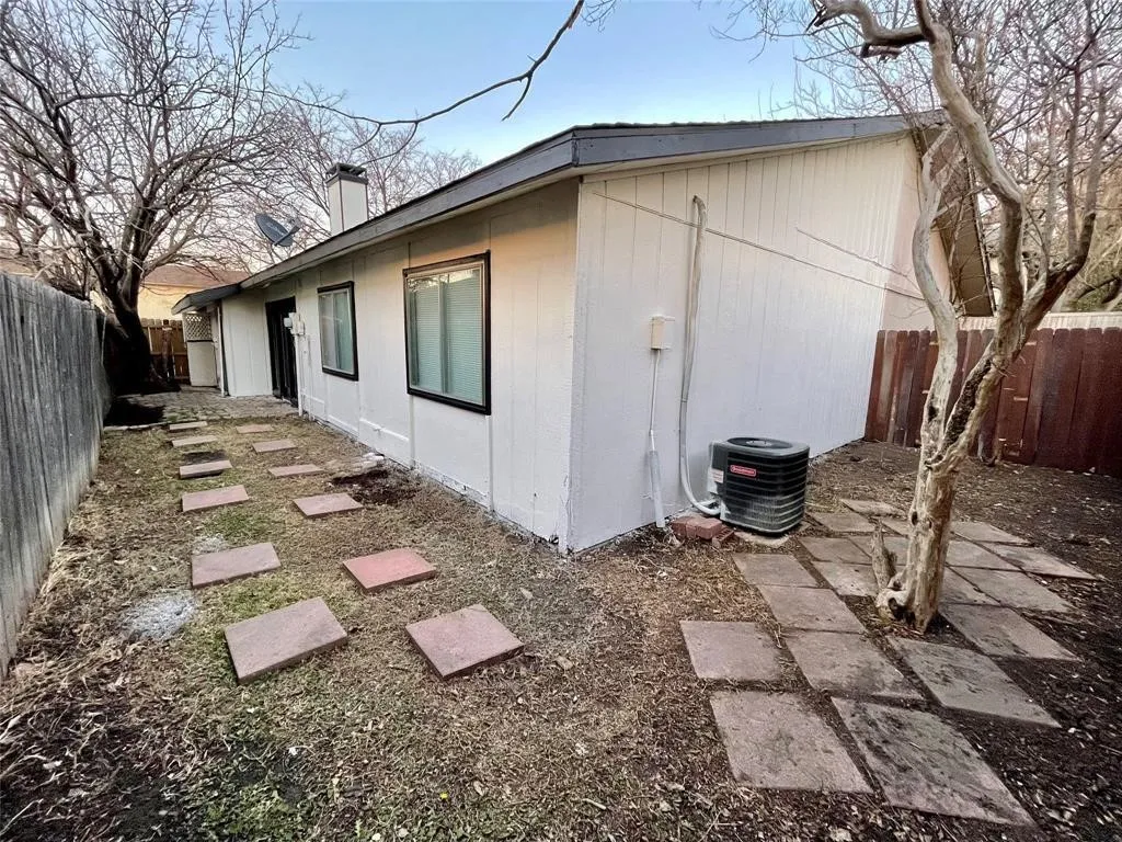 Duplex For Rent in Dallas County , 305 Trinidad Drive, Grand Prairie, Texas 75052, 2 Bedroom, 1 Bathroom, Garage spaces, 1,210 Sqft, built in 1973, mls#21395127, Real Estate Agent in Grand Prairie, Homes For Rent in Dallas county, Homes For Rent in Grand Prairie, Realtor in Grand Prairie Texas, Real Estate Brokerage Independent Realty Texas, Luminita Cordes Realtor