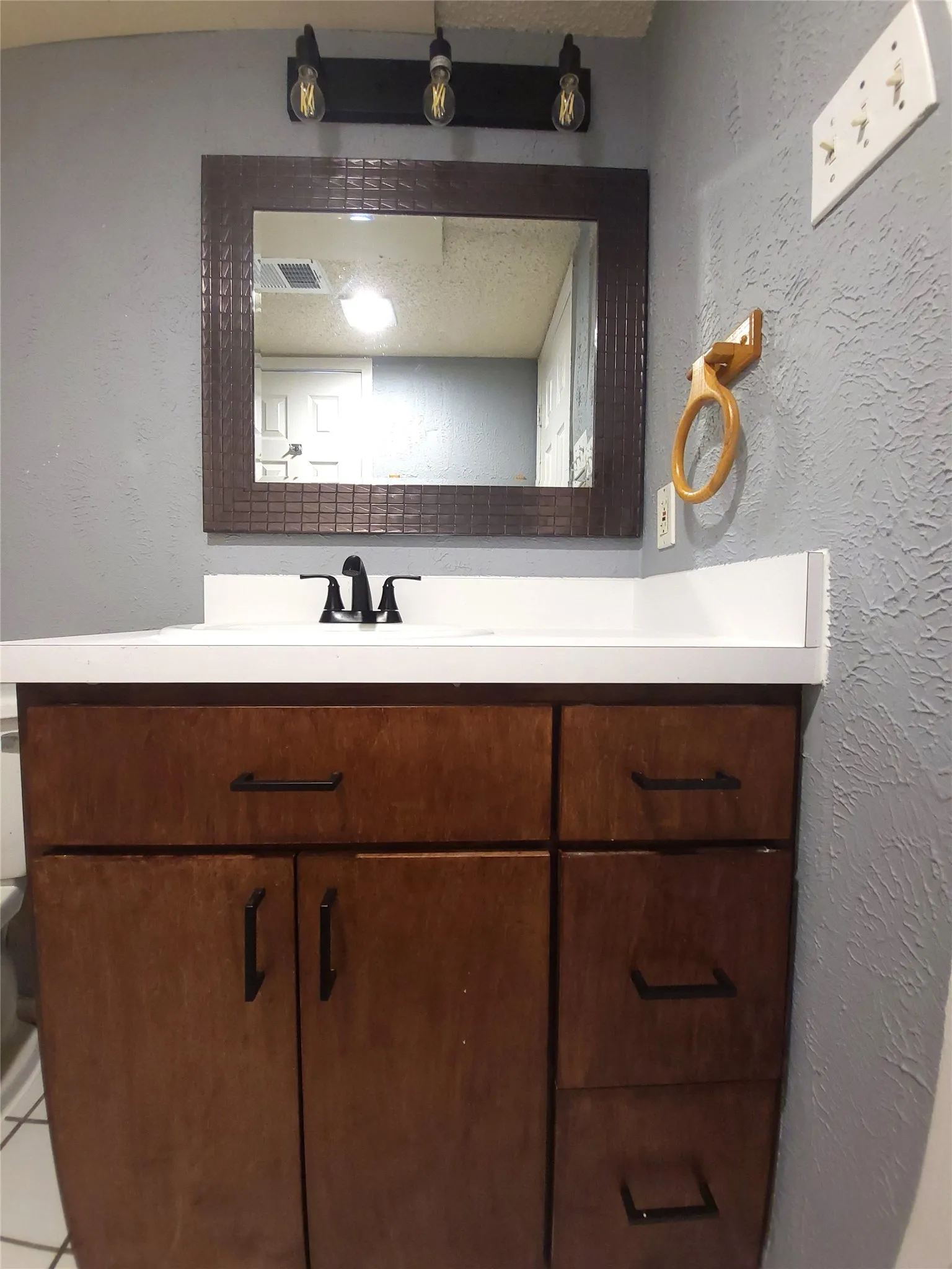 Duplex For Rent in Dallas County , 305 Trinidad Drive, Grand Prairie, Texas 75052, 2 Bedroom, 1 Bathroom, Garage spaces, 1,210 Sqft, built in 1973, mls#21395127, Real Estate Agent in Grand Prairie, Homes For Rent in Dallas county, Homes For Rent in Grand Prairie, Realtor in Grand Prairie Texas, Real Estate Brokerage Independent Realty Texas, Luminita Cordes Realtor