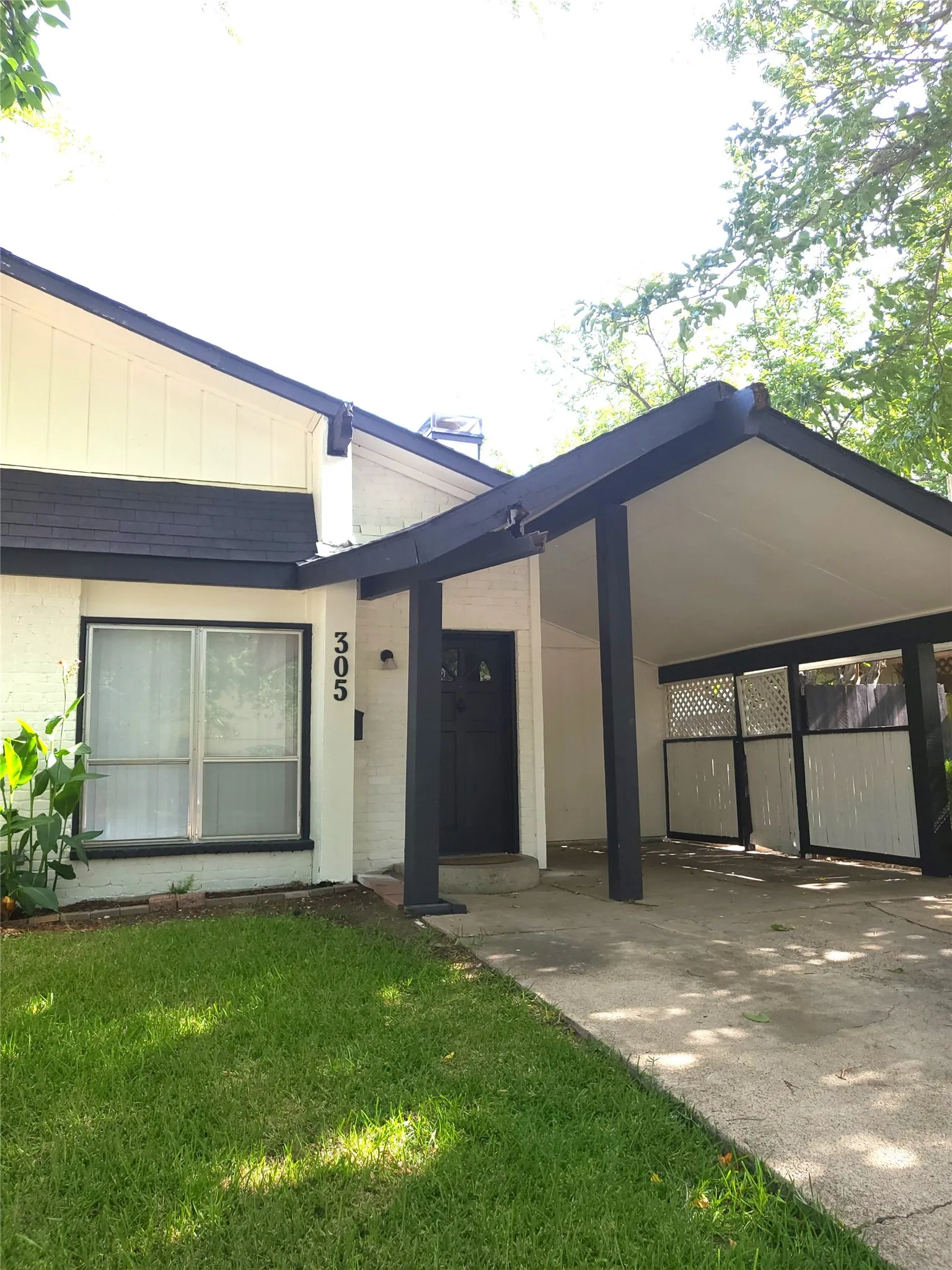 Duplex For Rent in Dallas County , 305 Trinidad Drive, Grand Prairie, Texas 75052, 2 Bedroom, 1 Bathroom, Garage spaces, 1,210 Sqft, built in 1973, mls#21395127, Real Estate Agent in Grand Prairie, Homes For Rent in Dallas county, Homes For Rent in Grand Prairie, Realtor in Grand Prairie Texas, Real Estate Brokerage Independent Realty Texas, Luminita Cordes Realtor