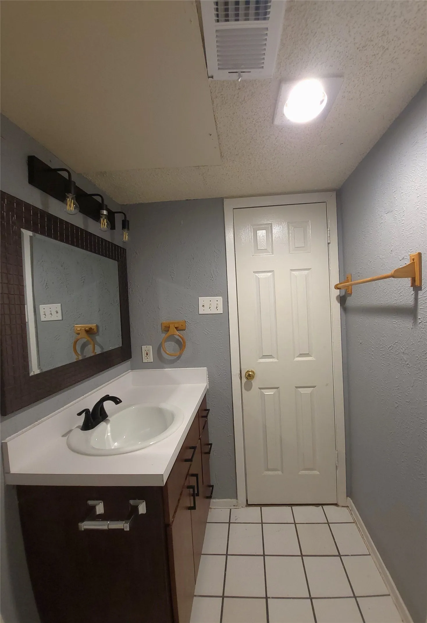 Duplex For Rent in Dallas County , 305 Trinidad Drive, Grand Prairie, Texas 75052, 2 Bedroom, 1 Bathroom, Garage spaces, 1,210 Sqft, built in 1973, mls#21395127, Real Estate Agent in Grand Prairie, Homes For Rent in Dallas county, Homes For Rent in Grand Prairie, Realtor in Grand Prairie Texas, Real Estate Brokerage Independent Realty Texas, Luminita Cordes Realtor