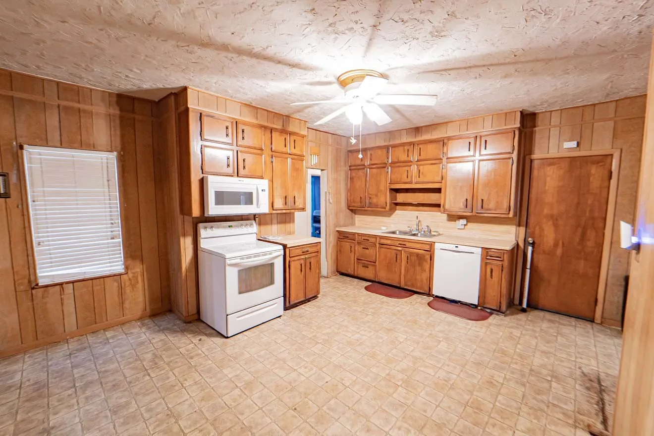 Single Family Residence For Sale in Stephens County , 901 W Hullum Street, Breckenridge, Texas 76424, 4 Bedroom, 2 Bathroom, 1 Garage spaces, 2,456 Sqft, built in 1992, mls#21393104, Real Estate Agent in Breckenridge, Homes For Sale in Stephens county, Homes For Sale in Breckenridge, Realtor in Breckenridge Texas, Real Estate Brokerage Independent Realty Texas, Luminita Cordes Realtor