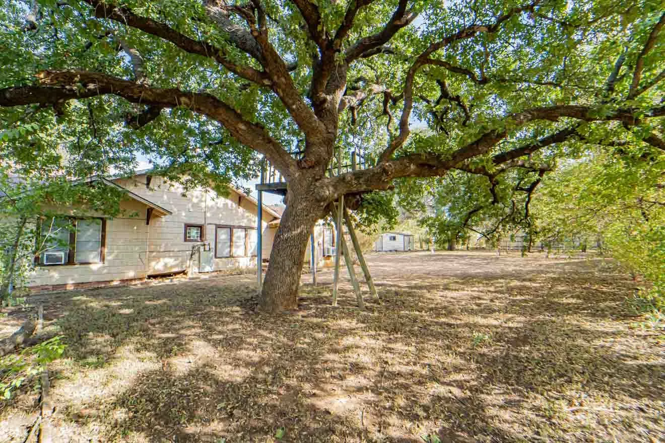 Single Family Residence For Sale in Stephens County , 901 W Hullum Street, Breckenridge, Texas 76424, 4 Bedroom, 2 Bathroom, 1 Garage spaces, 2,456 Sqft, built in 1992, mls#21393104, Real Estate Agent in Breckenridge, Homes For Sale in Stephens county, Homes For Sale in Breckenridge, Realtor in Breckenridge Texas, Real Estate Brokerage Independent Realty Texas, Luminita Cordes Realtor