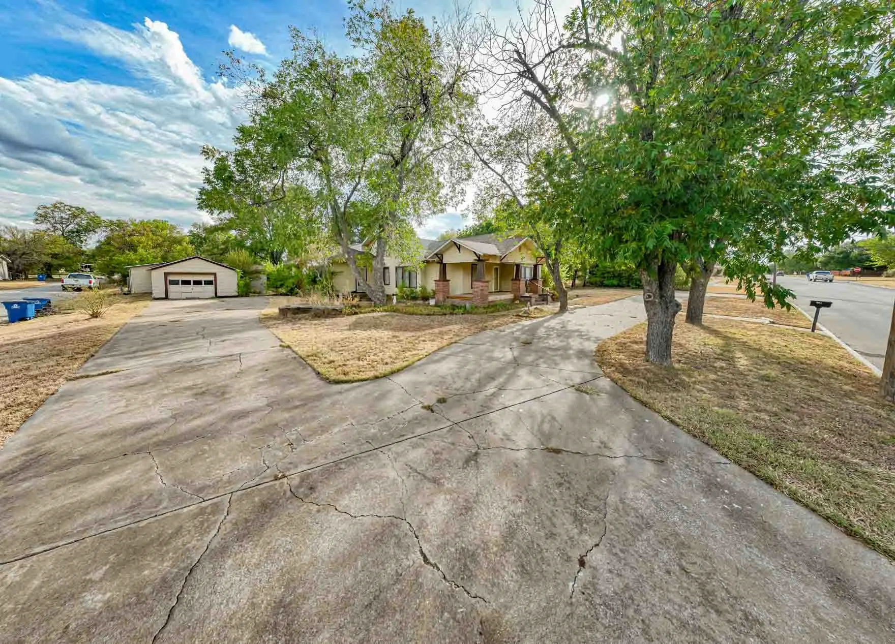 Single Family Residence For Sale in Stephens County , 901 W Hullum Street, Breckenridge, Texas 76424, 4 Bedroom, 2 Bathroom, 1 Garage spaces, 2,456 Sqft, built in 1992, mls#21393104, Real Estate Agent in Breckenridge, Homes For Sale in Stephens county, Homes For Sale in Breckenridge, Realtor in Breckenridge Texas, Real Estate Brokerage Independent Realty Texas, Luminita Cordes Realtor
