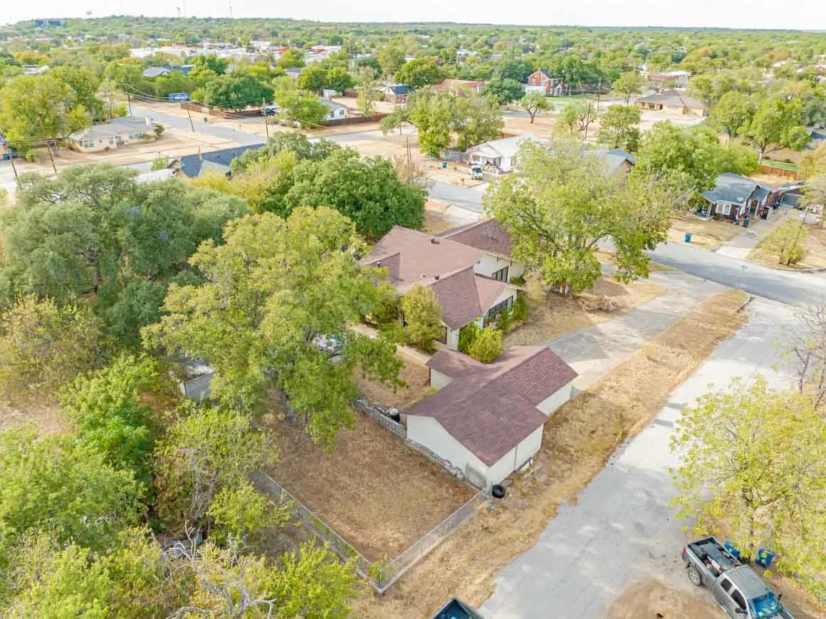 Single Family Residence For Sale in Stephens County , 901 W Hullum Street, Breckenridge, Texas 76424, 4 Bedroom, 2 Bathroom, 1 Garage spaces, 2,456 Sqft, built in 1992, mls#21393104, Real Estate Agent in Breckenridge, Homes For Sale in Stephens county, Homes For Sale in Breckenridge, Realtor in Breckenridge Texas, Real Estate Brokerage Independent Realty Texas, Luminita Cordes Realtor
