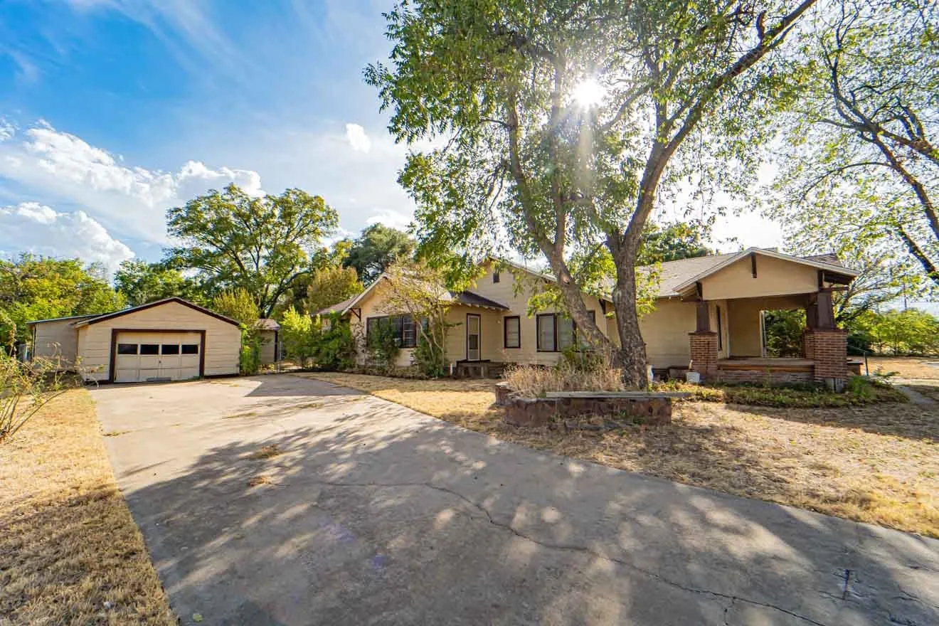 Single Family Residence For Sale in Stephens County , 901 W Hullum Street, Breckenridge, Texas 76424, 4 Bedroom, 2 Bathroom, 1 Garage spaces, 2,456 Sqft, built in 1992, mls#21393104, Real Estate Agent in Breckenridge, Homes For Sale in Stephens county, Homes For Sale in Breckenridge, Realtor in Breckenridge Texas, Real Estate Brokerage Independent Realty Texas, Luminita Cordes Realtor
