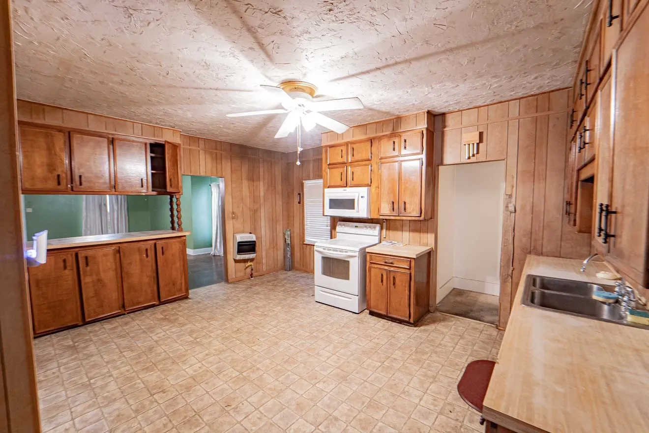 Single Family Residence For Sale in Stephens County , 901 W Hullum Street, Breckenridge, Texas 76424, 4 Bedroom, 2 Bathroom, 1 Garage spaces, 2,456 Sqft, built in 1992, mls#21393104, Real Estate Agent in Breckenridge, Homes For Sale in Stephens county, Homes For Sale in Breckenridge, Realtor in Breckenridge Texas, Real Estate Brokerage Independent Realty Texas, Luminita Cordes Realtor