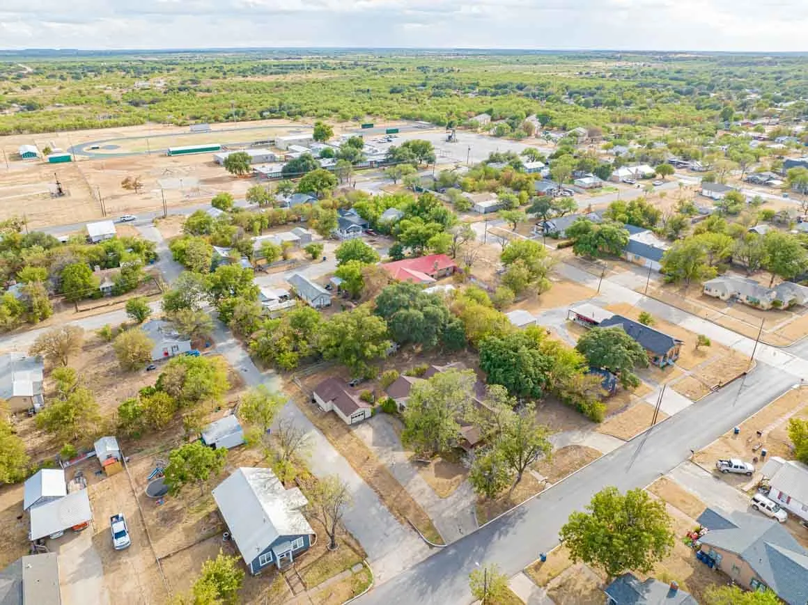 Single Family Residence For Sale in Stephens County , 901 W Hullum Street, Breckenridge, Texas 76424, 4 Bedroom, 2 Bathroom, 1 Garage spaces, 2,456 Sqft, built in 1992, mls#21393104, Real Estate Agent in Breckenridge, Homes For Sale in Stephens county, Homes For Sale in Breckenridge, Realtor in Breckenridge Texas, Real Estate Brokerage Independent Realty Texas, Luminita Cordes Realtor