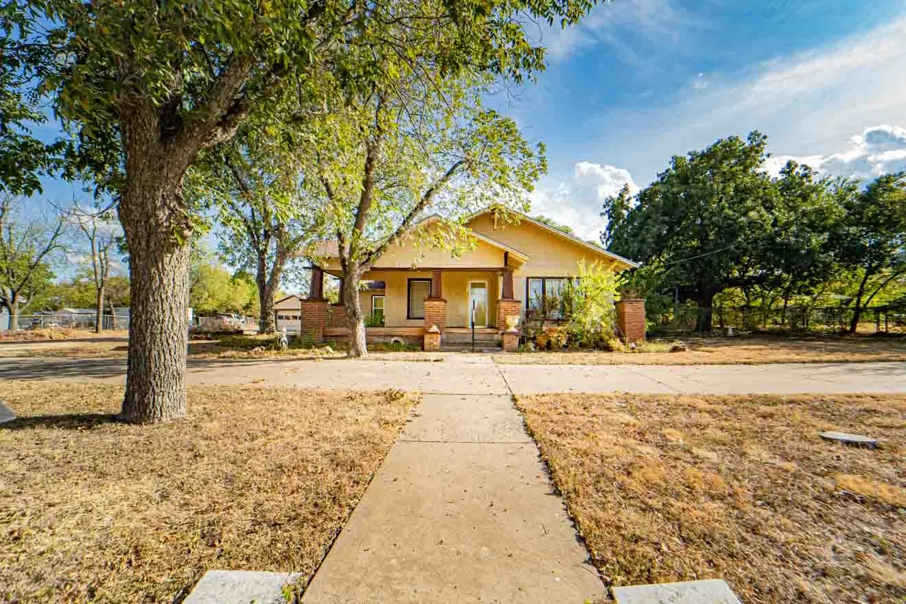 Single Family Residence For Sale in Stephens County , 901 W Hullum Street, Breckenridge, Texas 76424, 4 Bedroom, 2 Bathroom, 1 Garage spaces, 2,456 Sqft, built in 1992, mls#21393104, Real Estate Agent in Breckenridge, Homes For Sale in Stephens county, Homes For Sale in Breckenridge, Realtor in Breckenridge Texas, Real Estate Brokerage Independent Realty Texas, Luminita Cordes Realtor