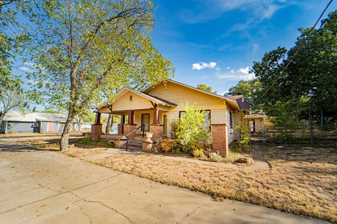 Single Family Residence For Sale in Stephens County , 901 W Hullum Street, Breckenridge, Texas 76424, 4 Bedroom, 2 Bathroom, 1 Garage spaces, 2,456 Sqft, built in 1992, mls#21393104, Real Estate Agent in Breckenridge, Homes For Sale in Stephens county, Homes For Sale in Breckenridge, Realtor in Breckenridge Texas, Real Estate Brokerage Independent Realty Texas, Luminita Cordes Realtor