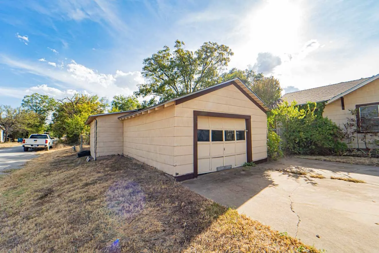 Single Family Residence For Sale in Stephens County , 901 W Hullum Street, Breckenridge, Texas 76424, 4 Bedroom, 2 Bathroom, 1 Garage spaces, 2,456 Sqft, built in 1992, mls#21393104, Real Estate Agent in Breckenridge, Homes For Sale in Stephens county, Homes For Sale in Breckenridge, Realtor in Breckenridge Texas, Real Estate Brokerage Independent Realty Texas, Luminita Cordes Realtor
