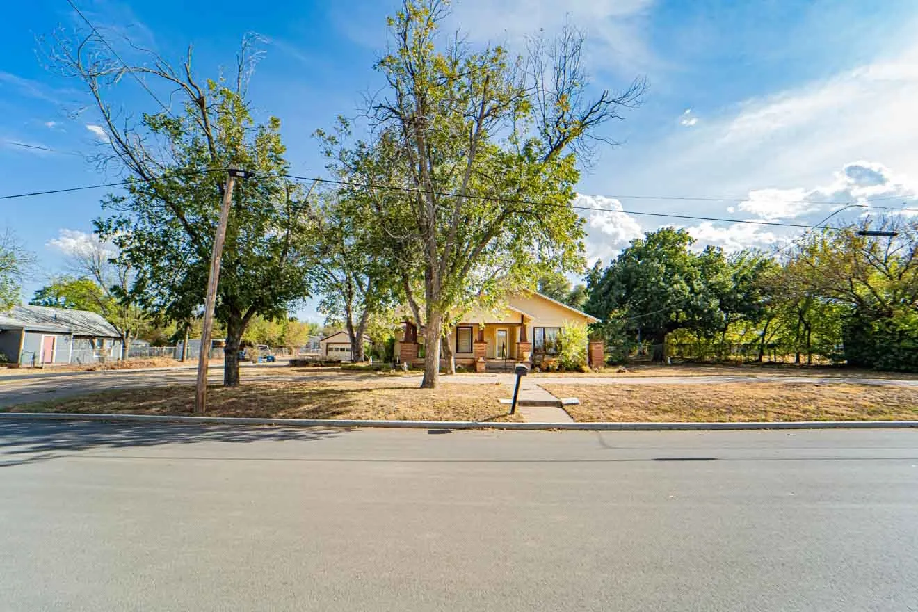 Single Family Residence For Sale in Stephens County , 901 W Hullum Street, Breckenridge, Texas 76424, 4 Bedroom, 2 Bathroom, 1 Garage spaces, 2,456 Sqft, built in 1992, mls#21393104, Real Estate Agent in Breckenridge, Homes For Sale in Stephens county, Homes For Sale in Breckenridge, Realtor in Breckenridge Texas, Real Estate Brokerage Independent Realty Texas, Luminita Cordes Realtor